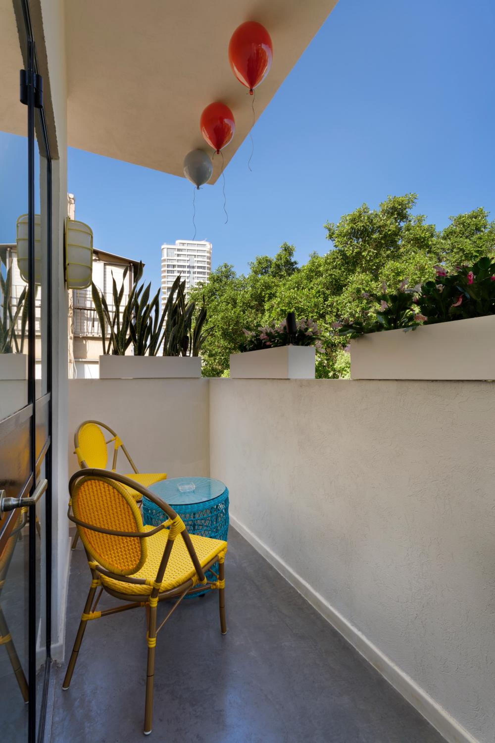 Small CUCU with Balcony