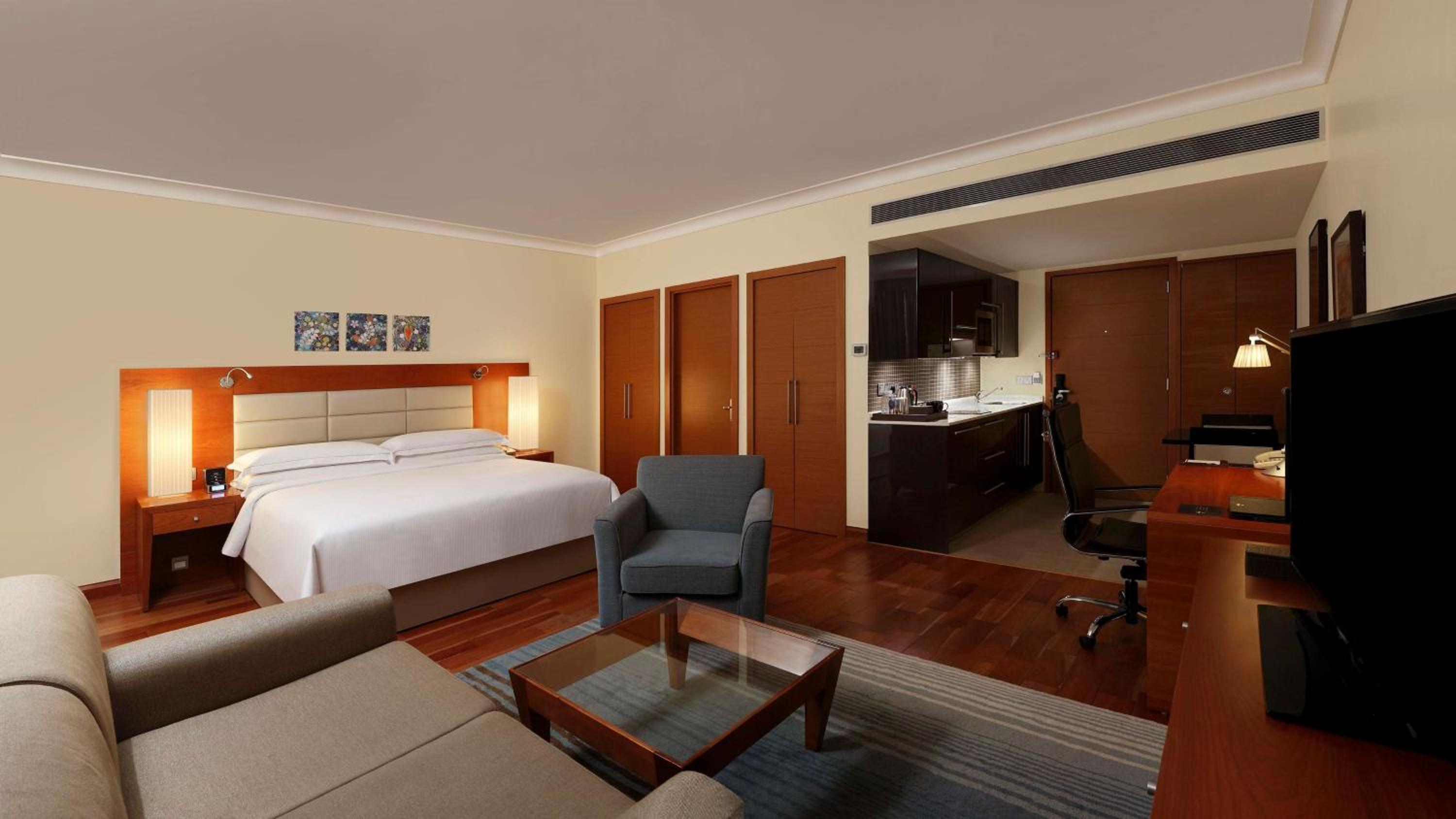 Deluxe King Room with Kitchenette