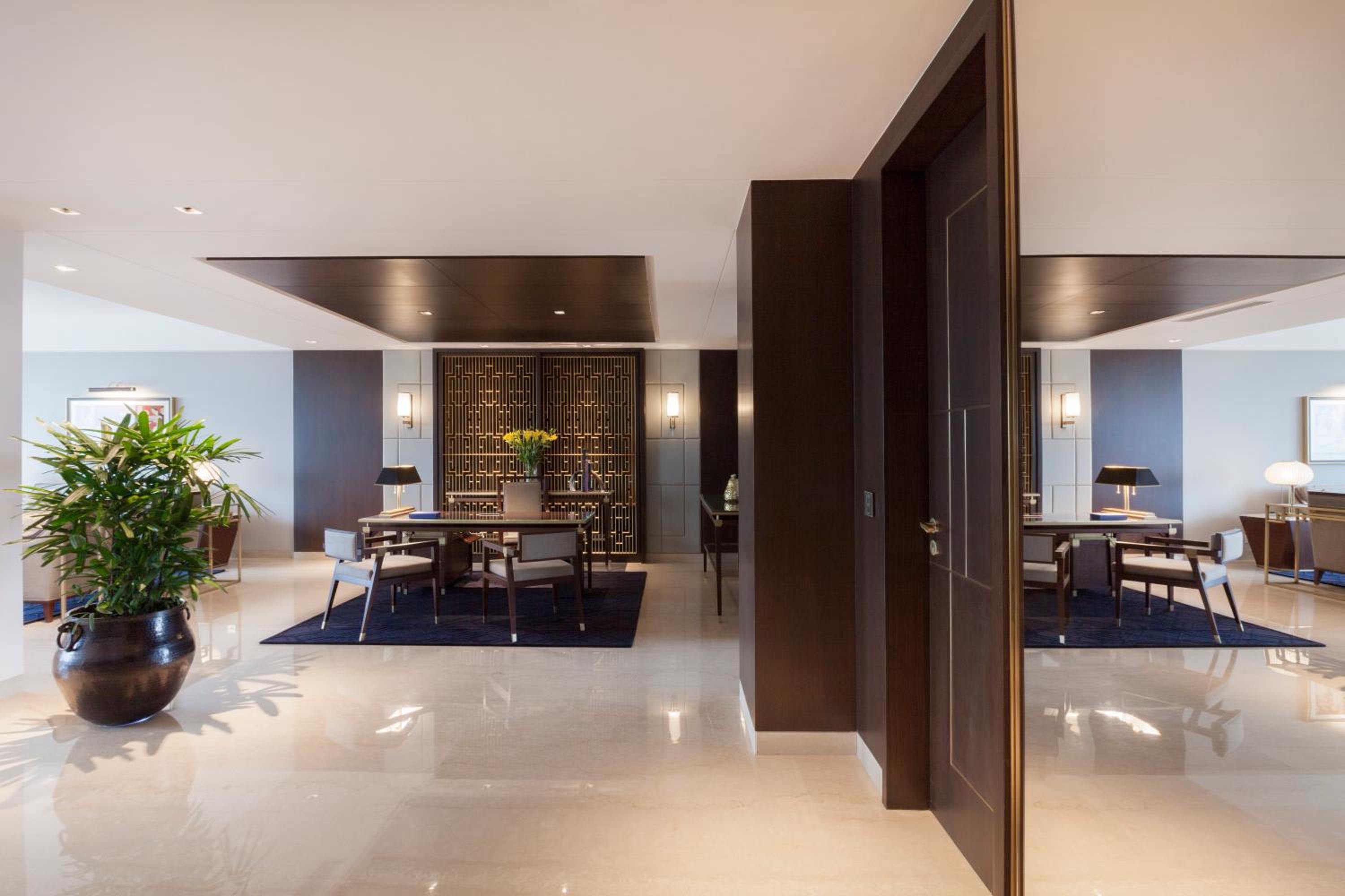 Luxury Suite With Two Way Airport Transfers