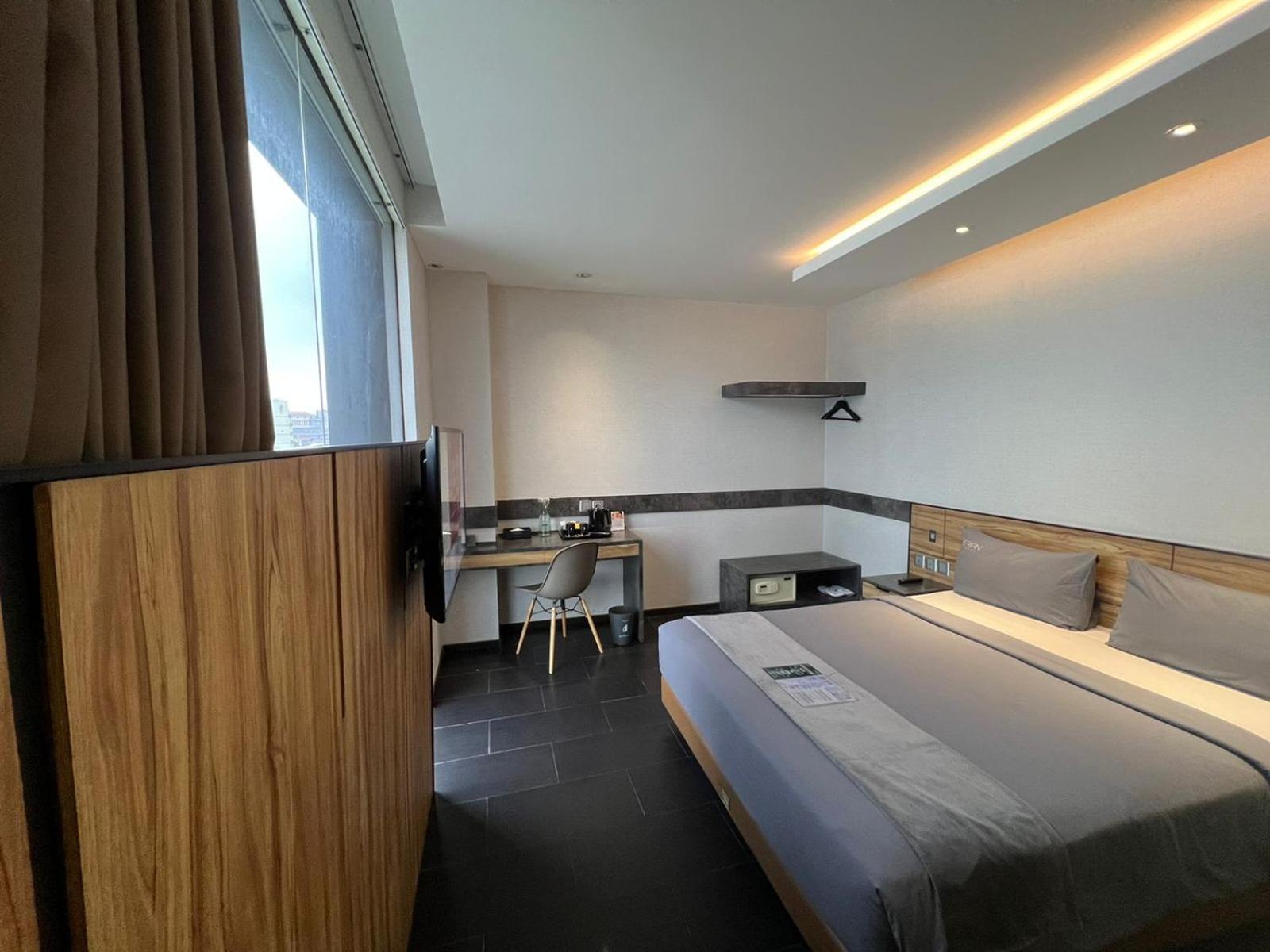 Deluxe Queen Room with City View