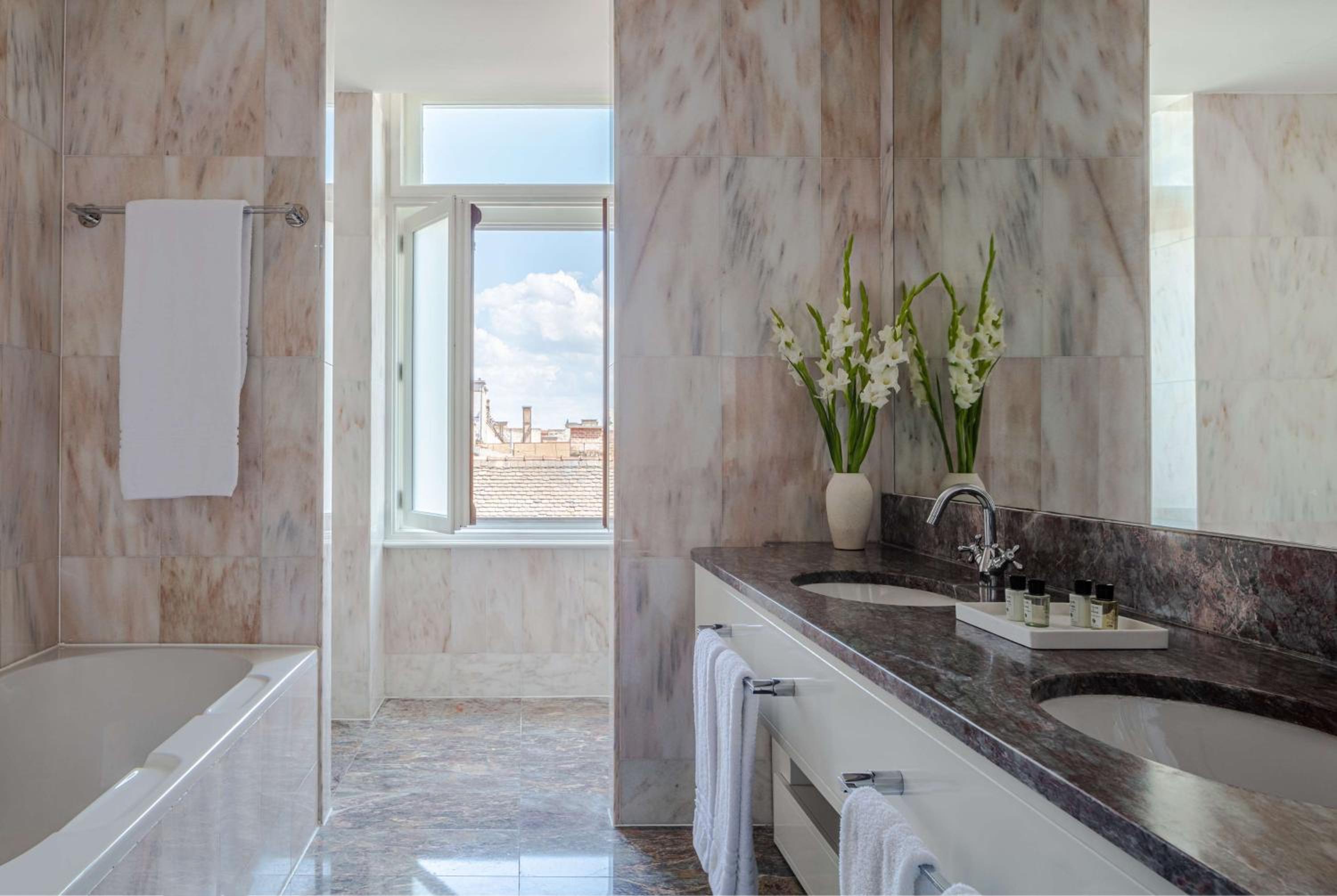 Grand Premium Room with City View