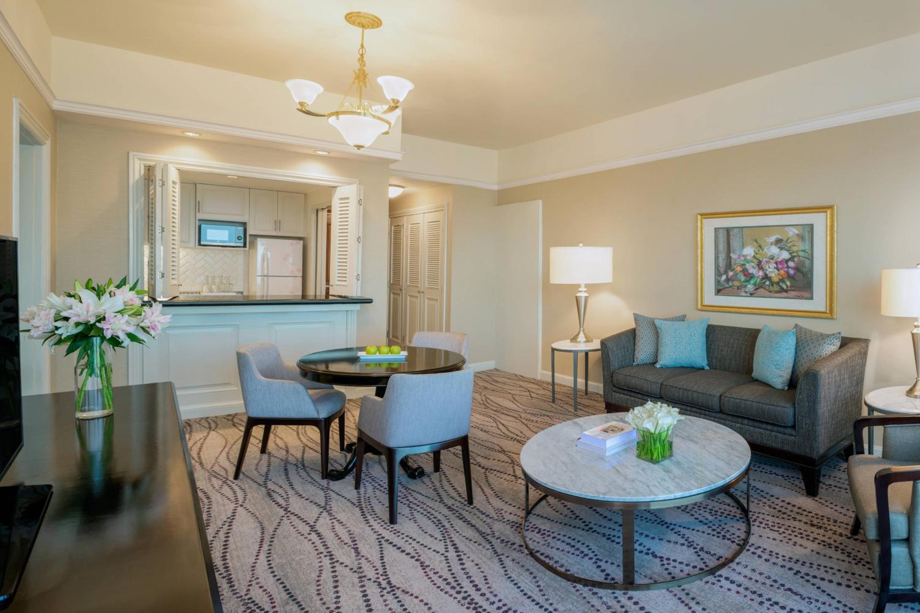 Two Bedroom Residential Suite, 1 King Bed; 2 Twin Bed