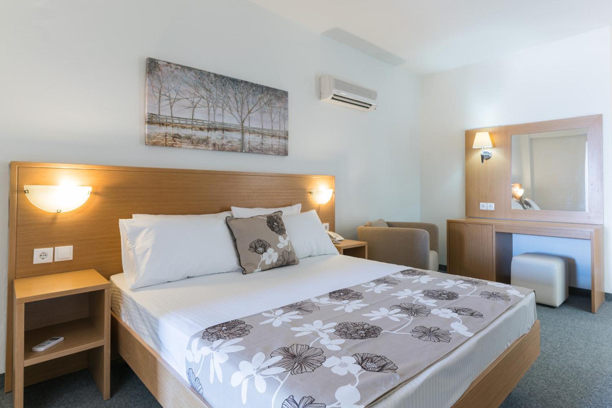 Suite With Openair Jacuzzi (Or Whirlpool/ Hot Tub) - Sea View