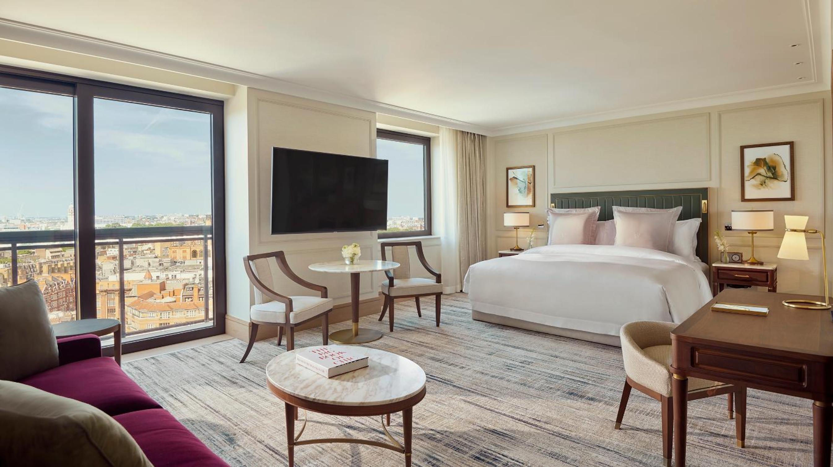 Junior Suite City View with exclusive access to Cadogan private gardens