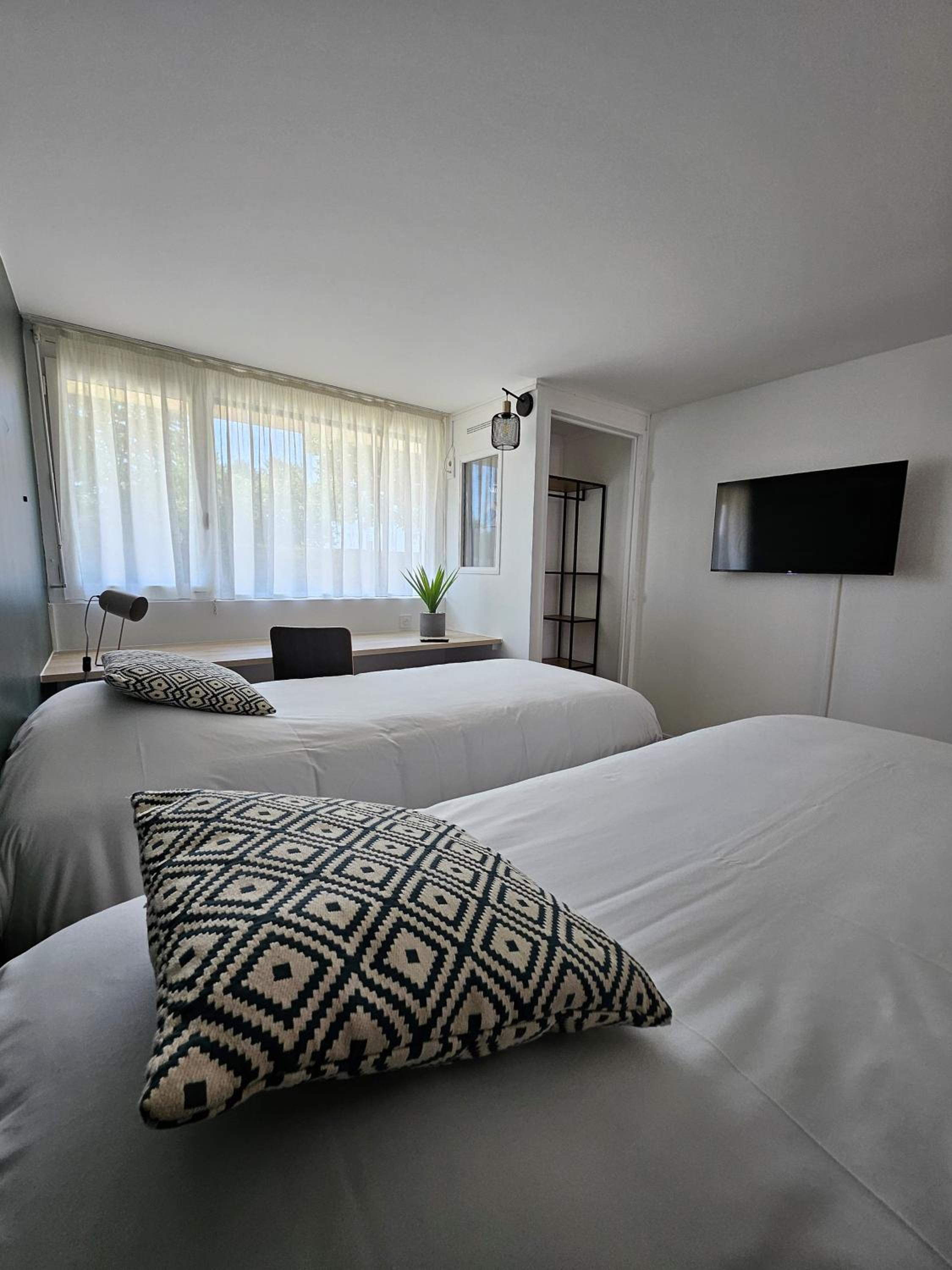 Family Room - 1 Double Bed 2 Single Beds 1 Sofa Bed