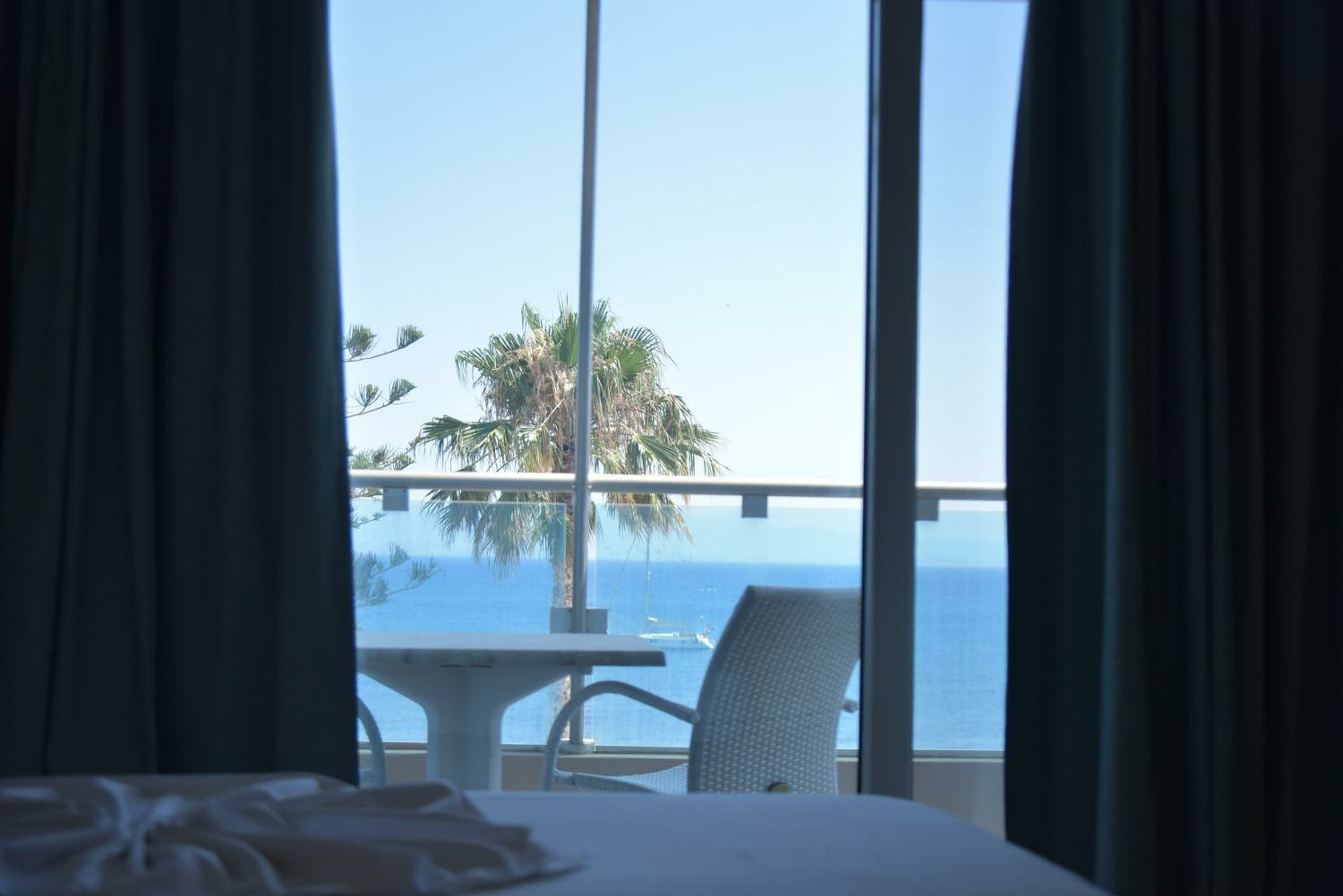 One-Bedroom Apartment with Sea View (4 Adults)