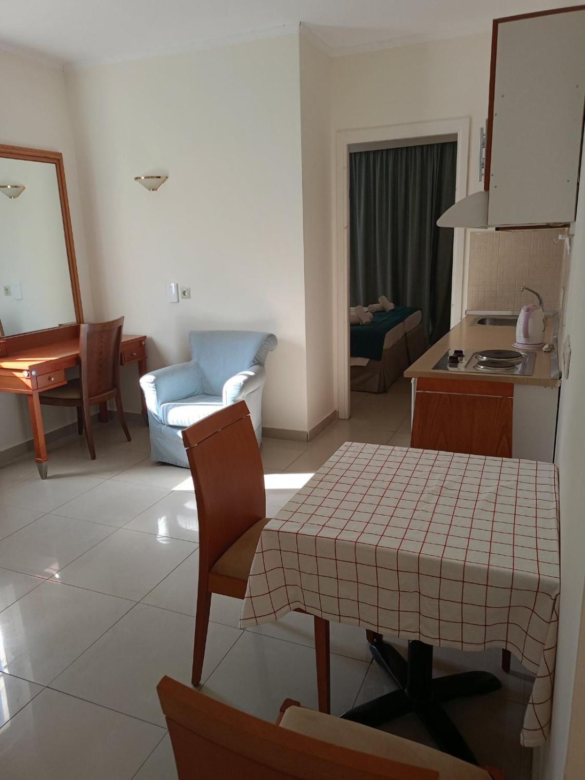 One-Bedroom Apartment with Sea View (4 Adults)