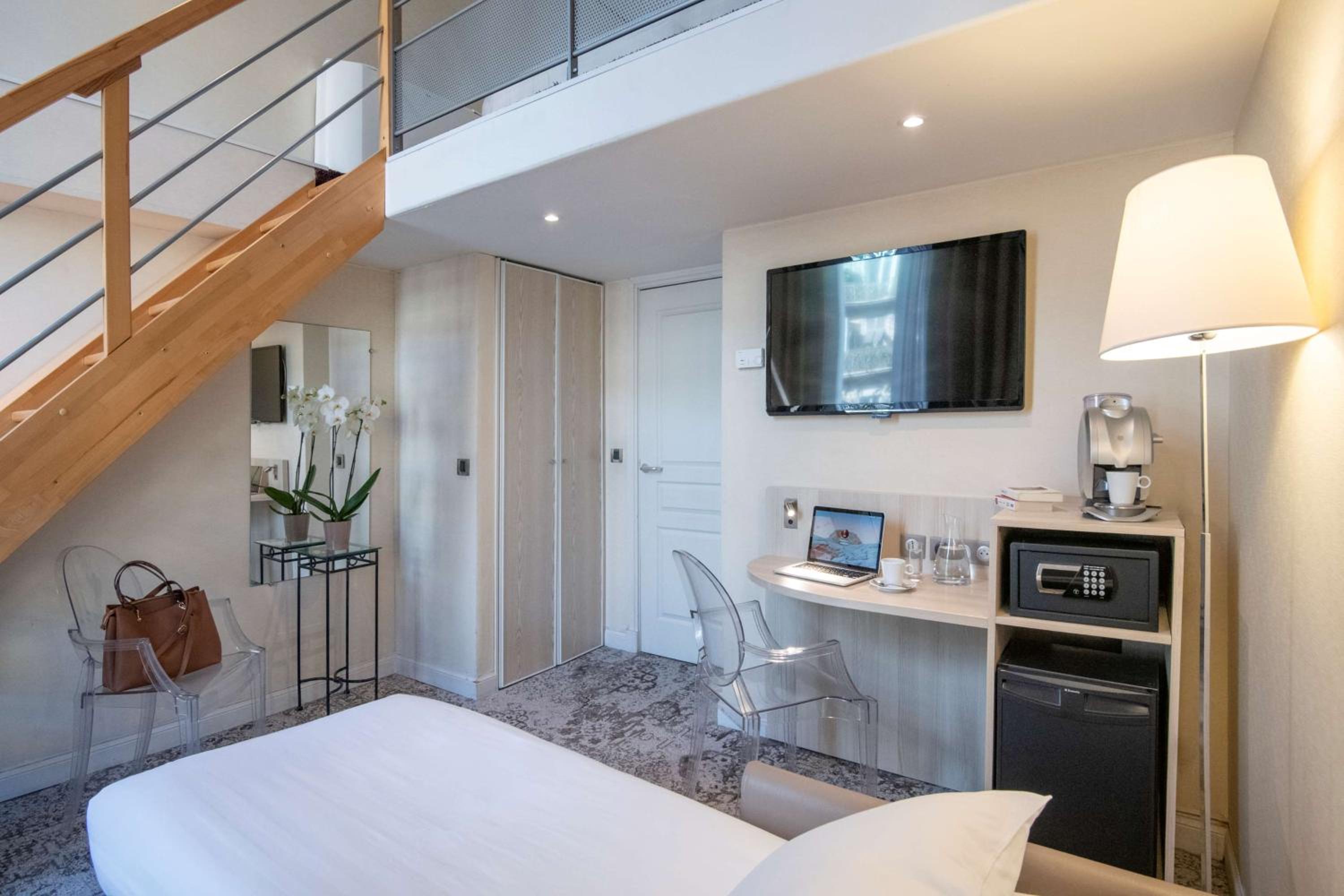 Executive Room with King Bed and Sofa Bed - Non-Smoking