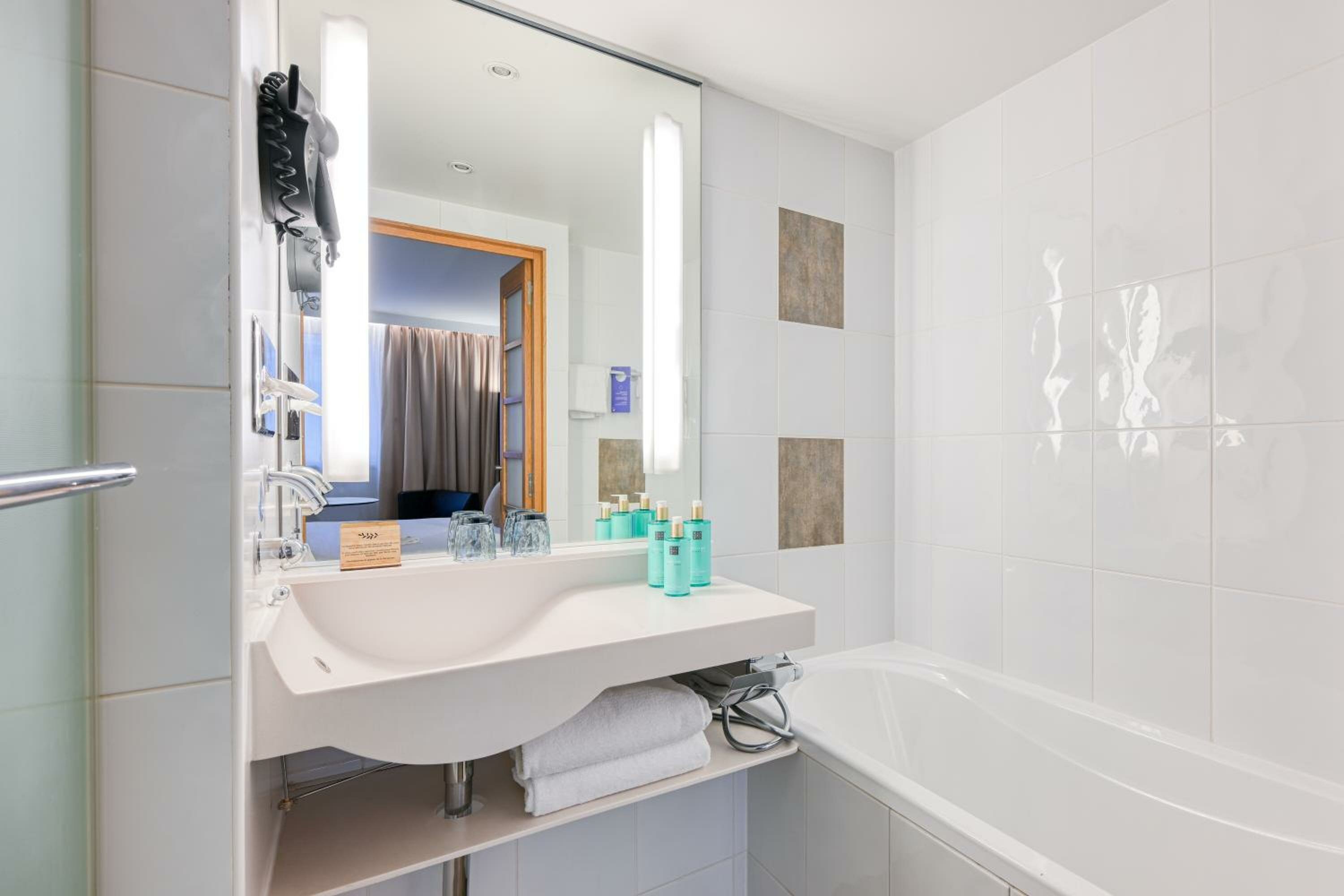 2 Adjacent Double Rooms  Non-Communicating