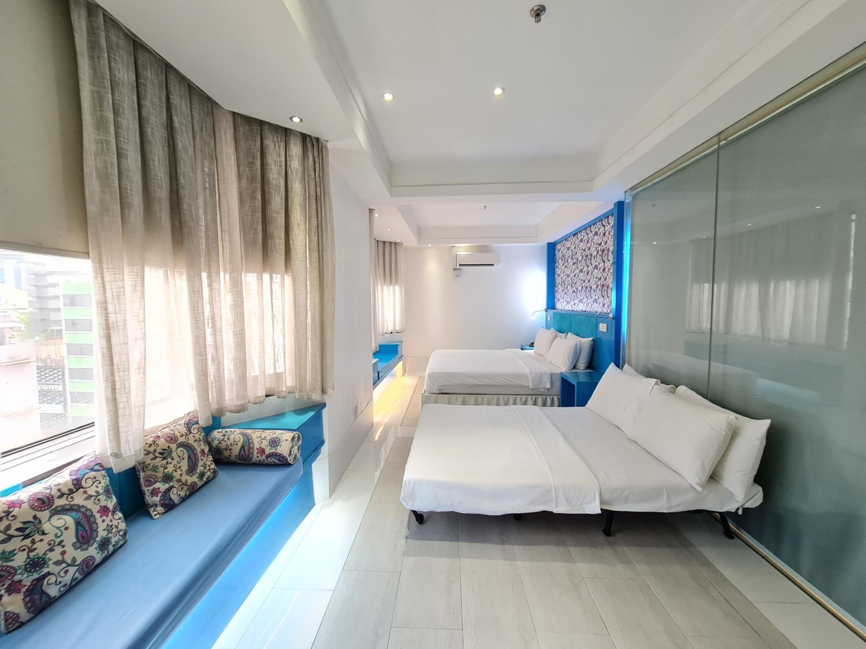 Annex Deluxe Suite (nonsmoking room)