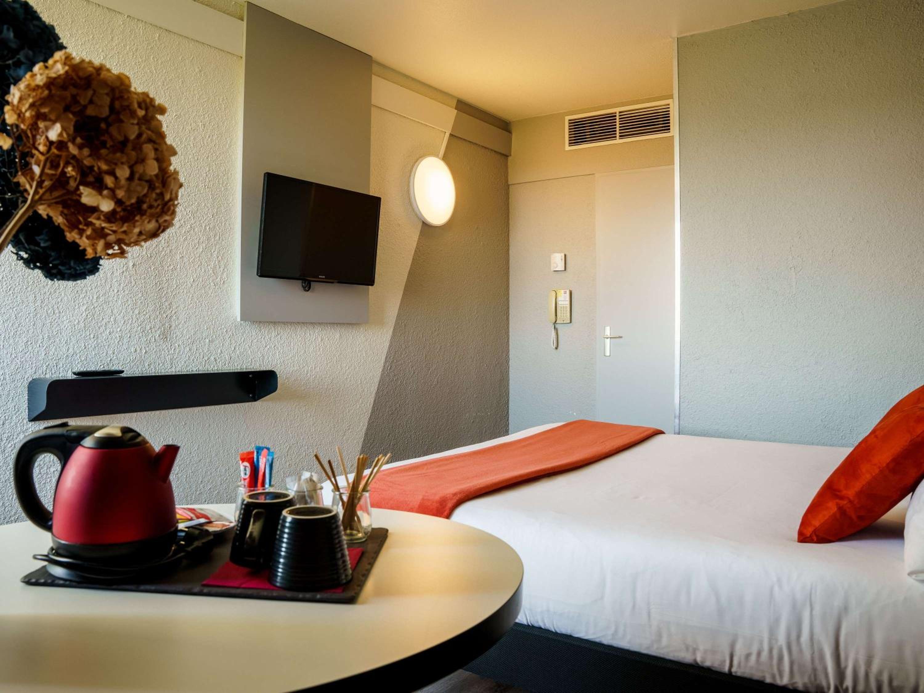 Standard Room with One Double Bed and One Single Bed