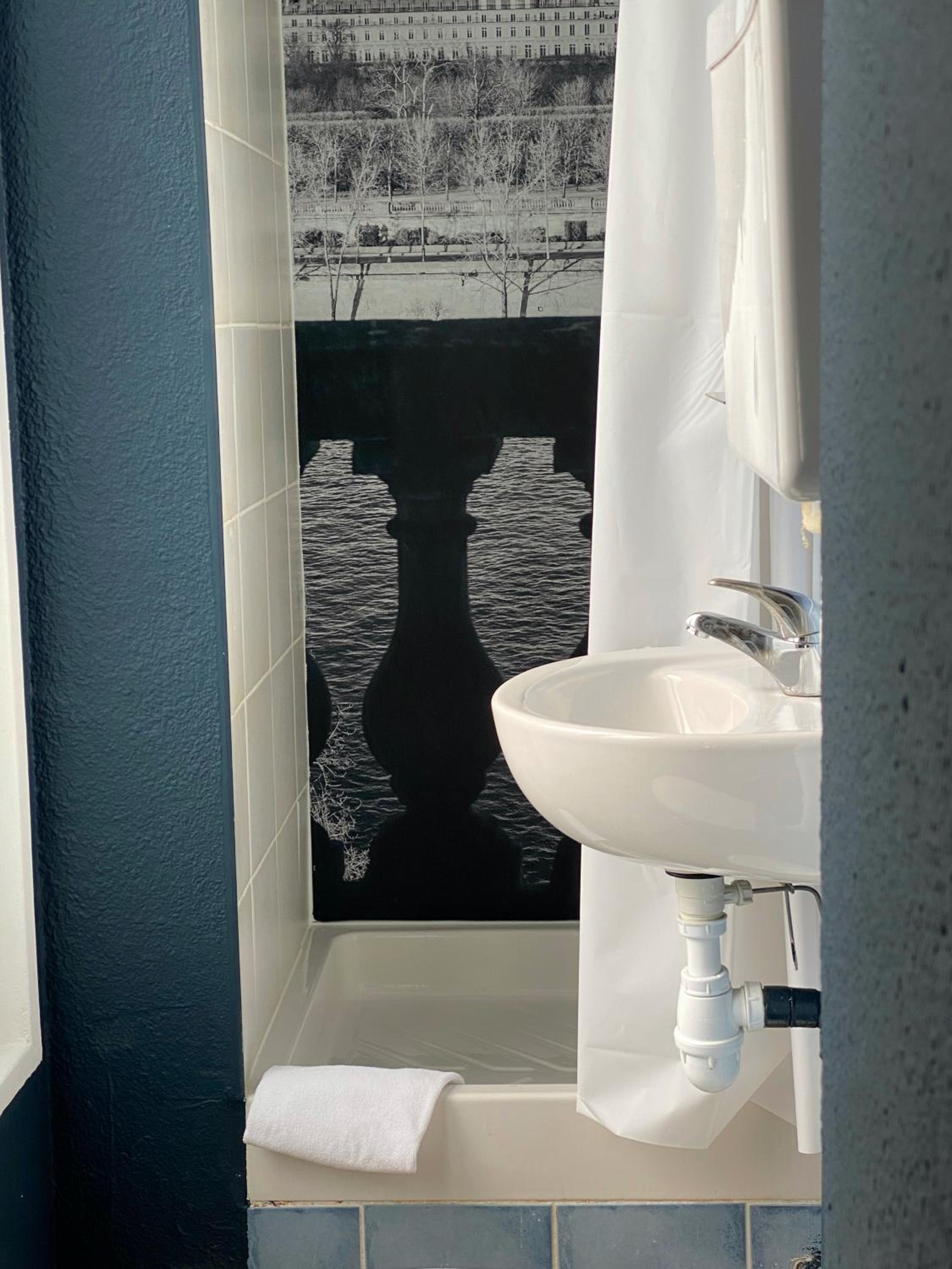 Standard Room - 1 Queen Bed