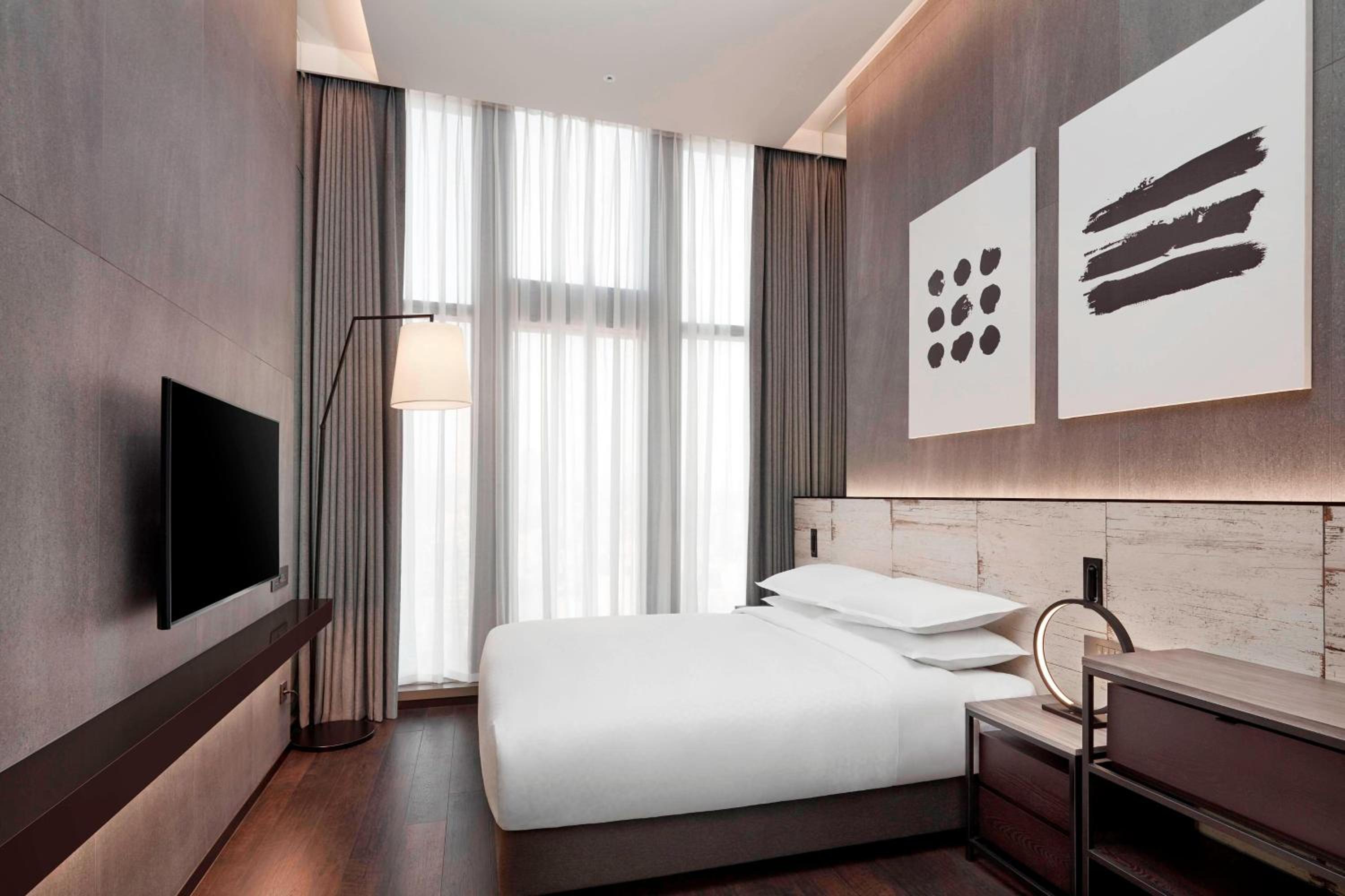 Premier Double, Larger Guest room, 1 Queen, City view