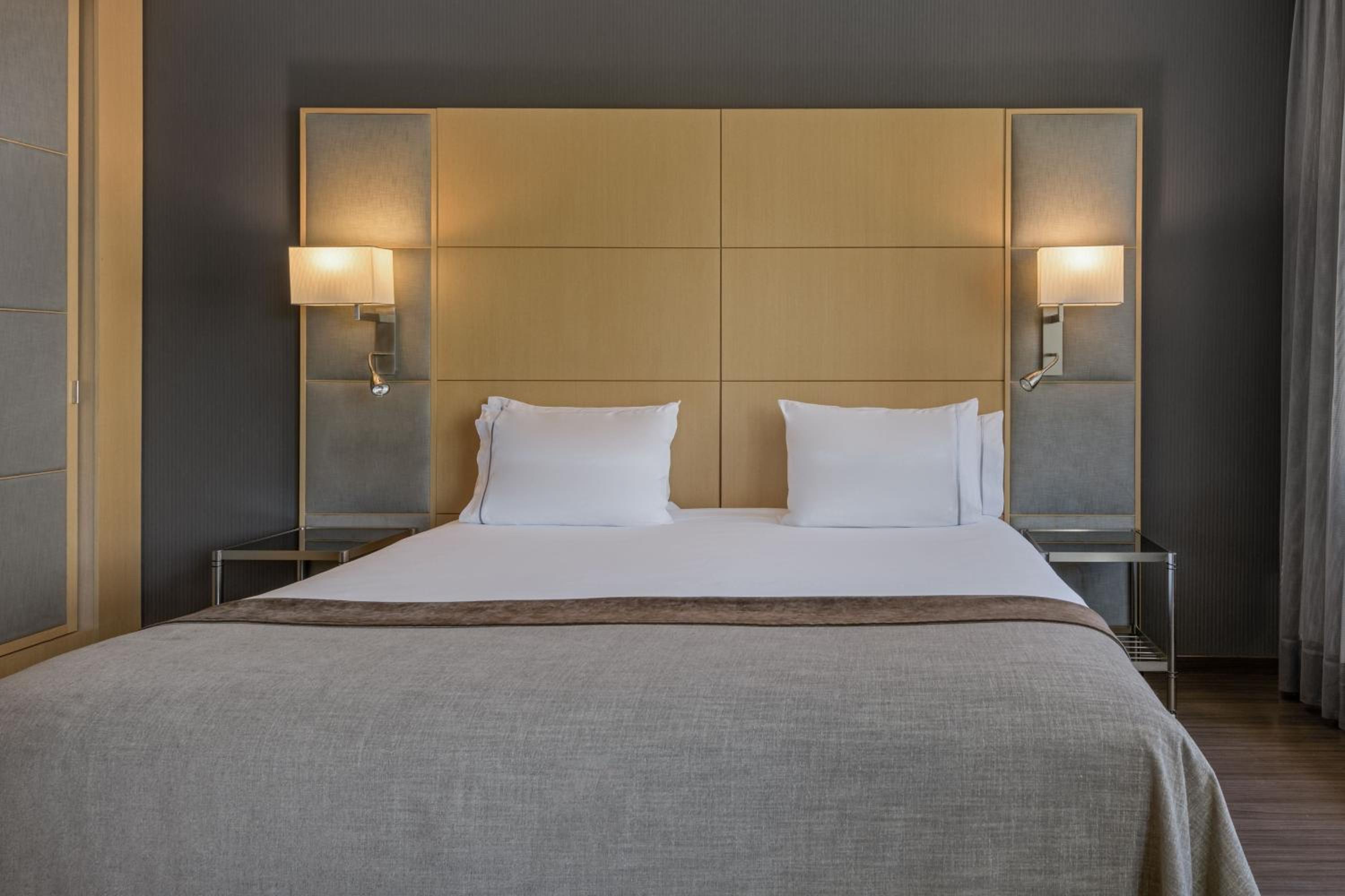 Standard King Room with Street View