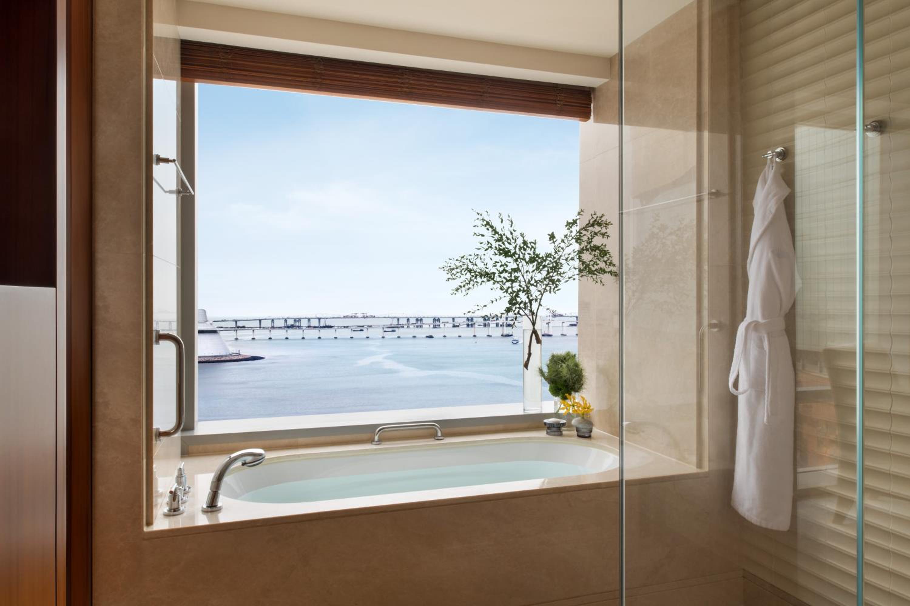 Deluxe Bay View King Accessible Room