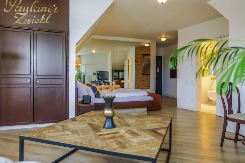 Deluxe Double Room (Showroom)