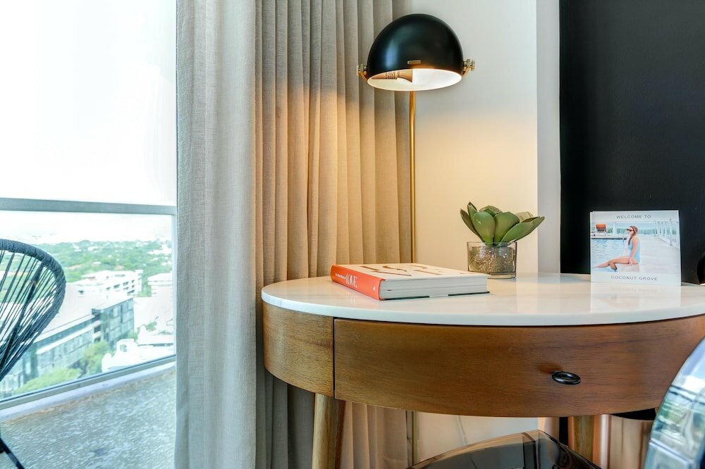 Beautiful City View Room in Coconut Grove ( NO BALCONY OR KITCHEN)