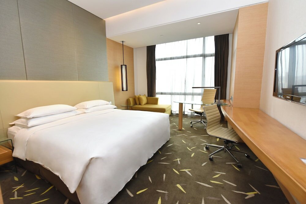 Standard Room, 1 King Bed, Club Lounge Access