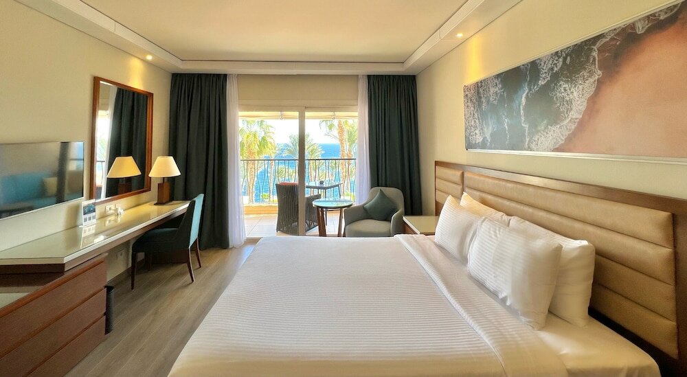 Room, 1 King Bed, Club Lounge Access (Sea Front)