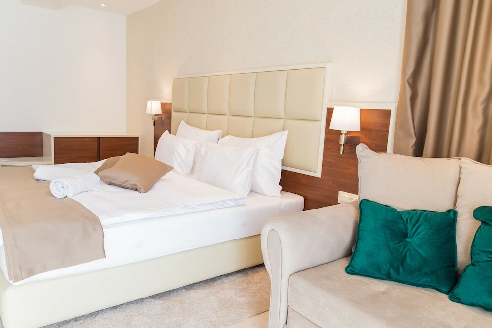 Family Room, 1 King Bed, Mountainside