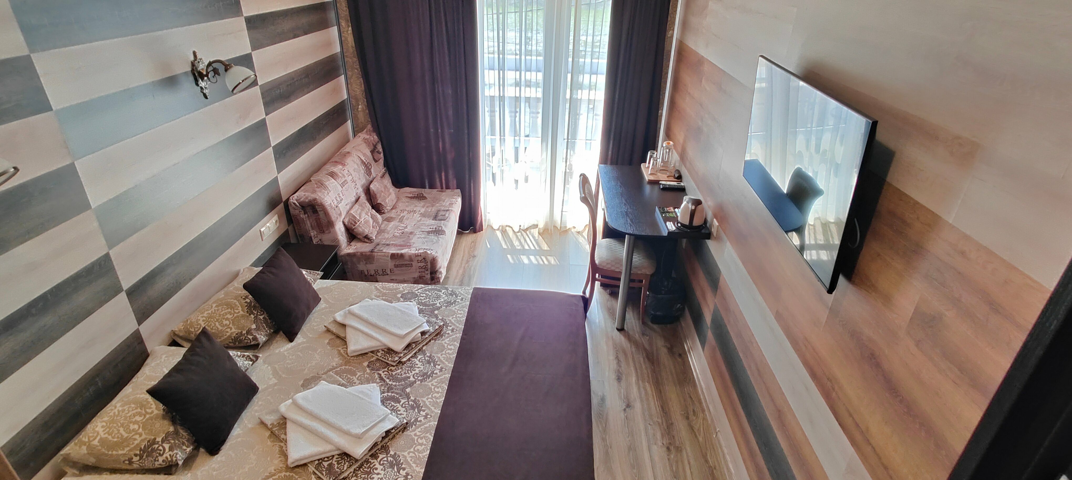 Трехместный номер с балконом