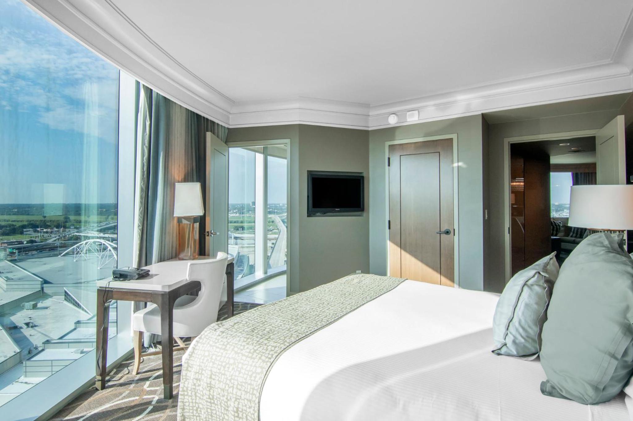 King Corner Suite with Roll-In Shower - Disability Access