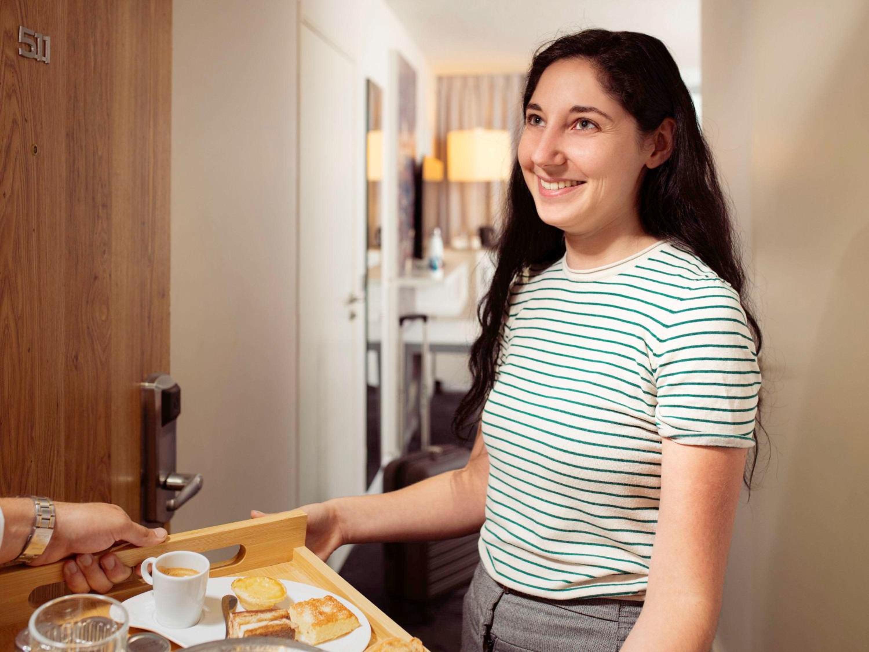 2 adjacent rooms (non-connecting)