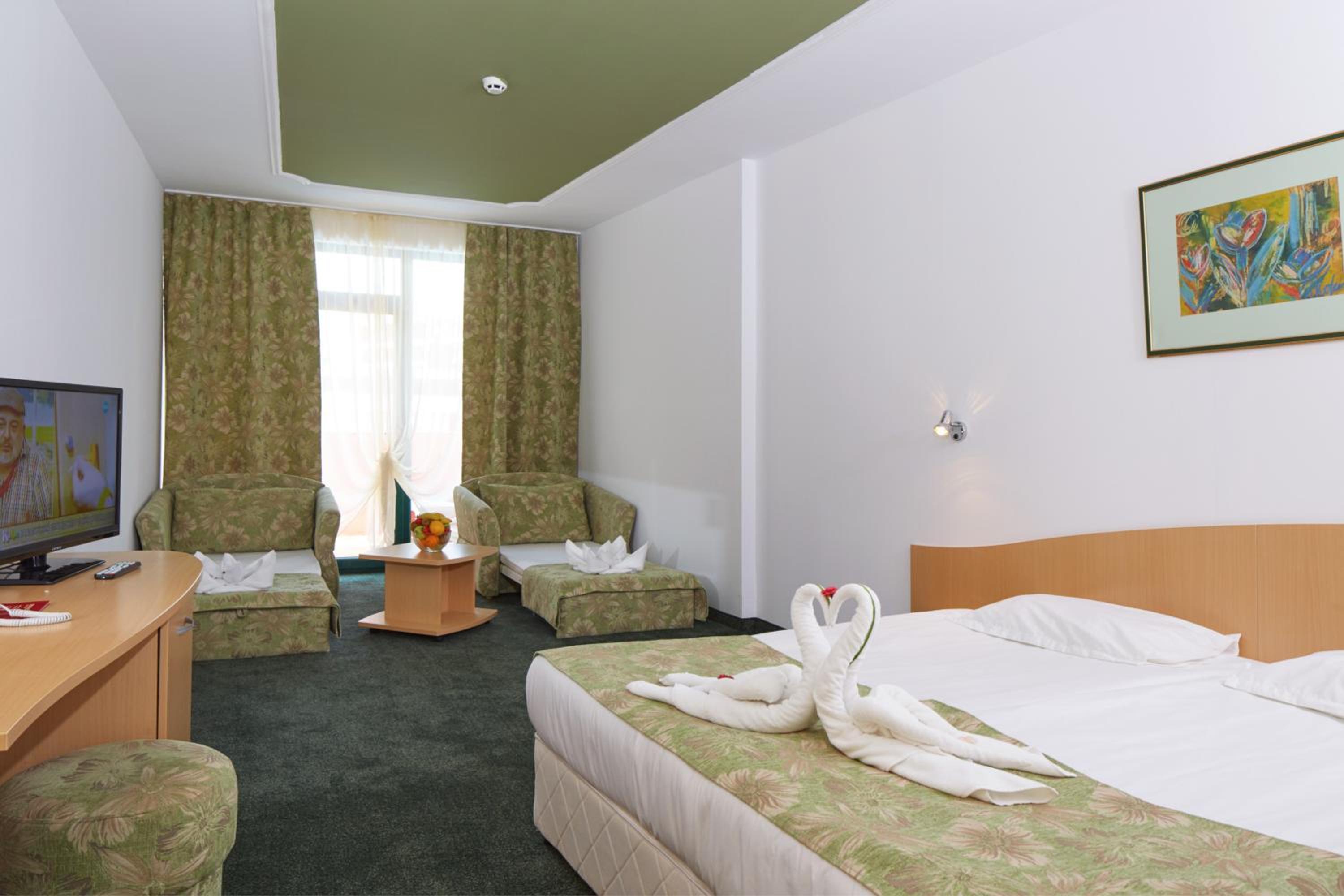 Family Room with Balcony (2 Adults + 2 Children)