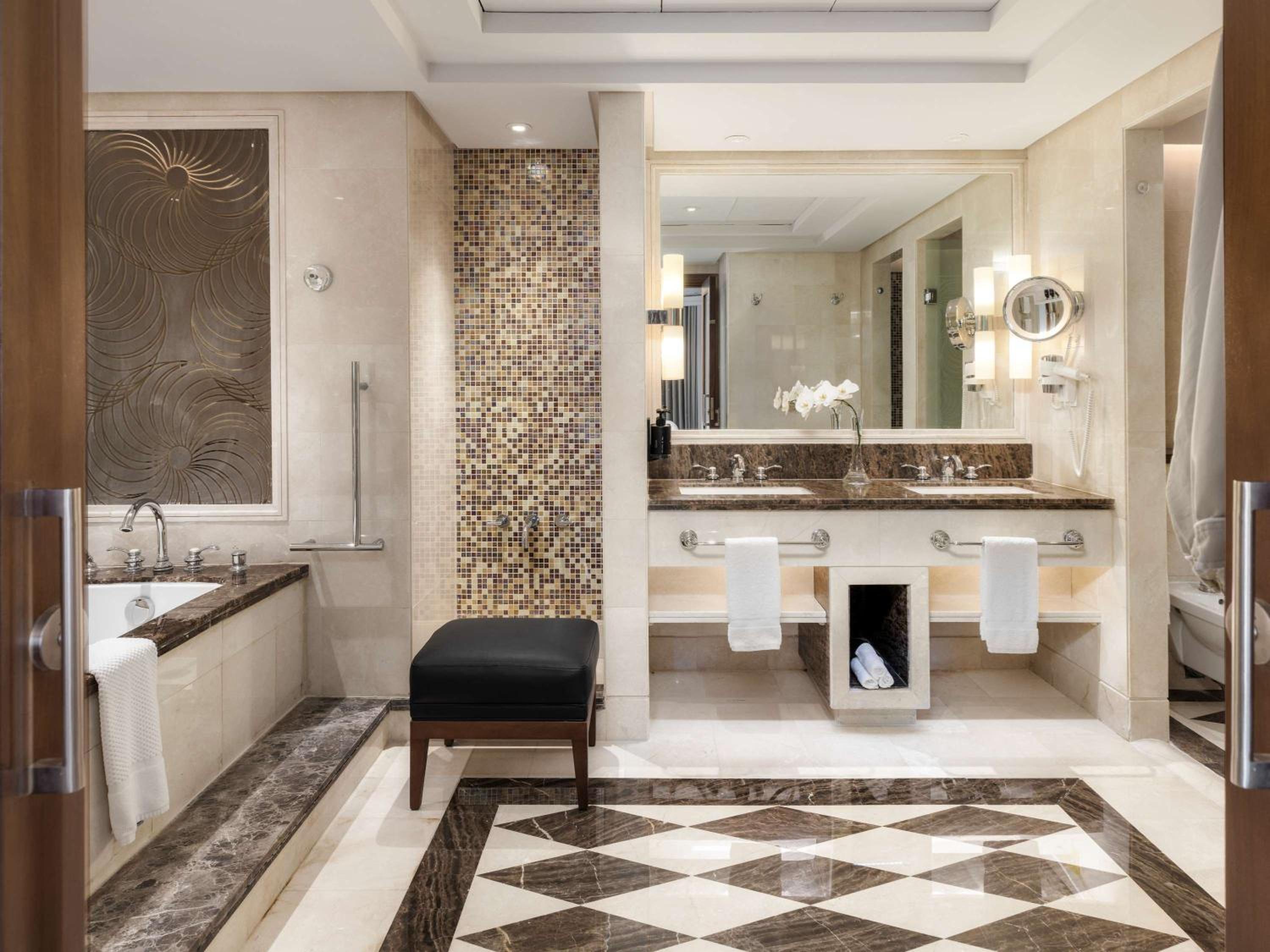  Signature One Bedroom Suite Partial Kaaba View