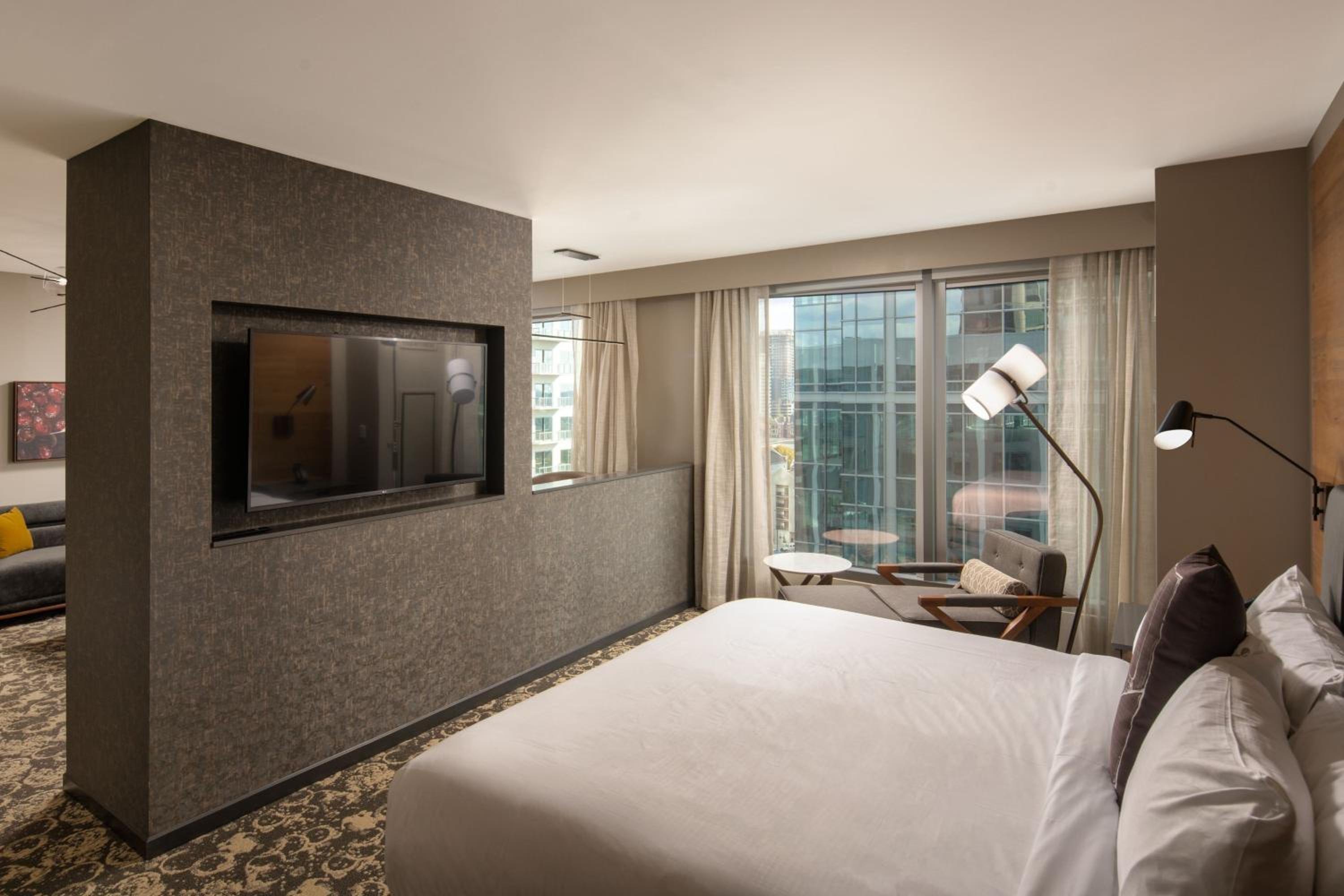 Junior Suite with 1 King, Courtyard view