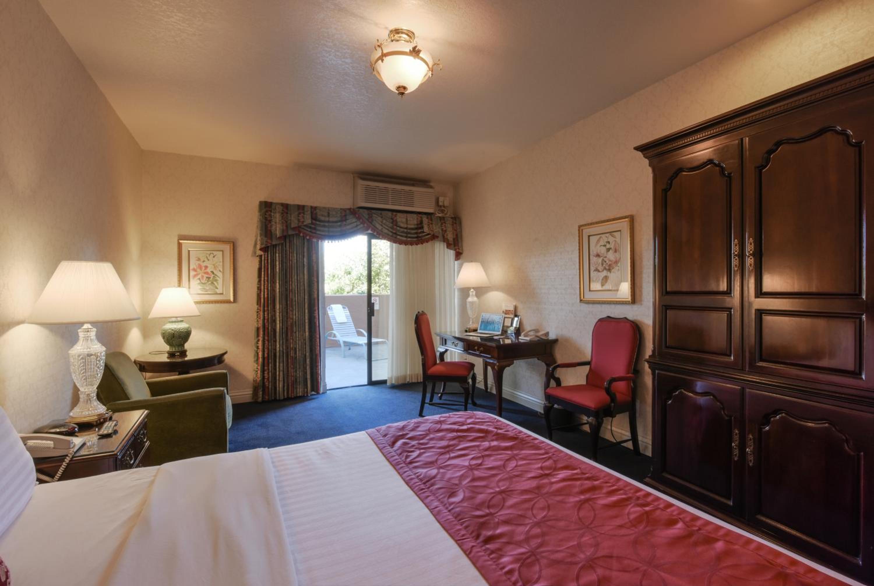 Deluxe King Room - Non-Smoking