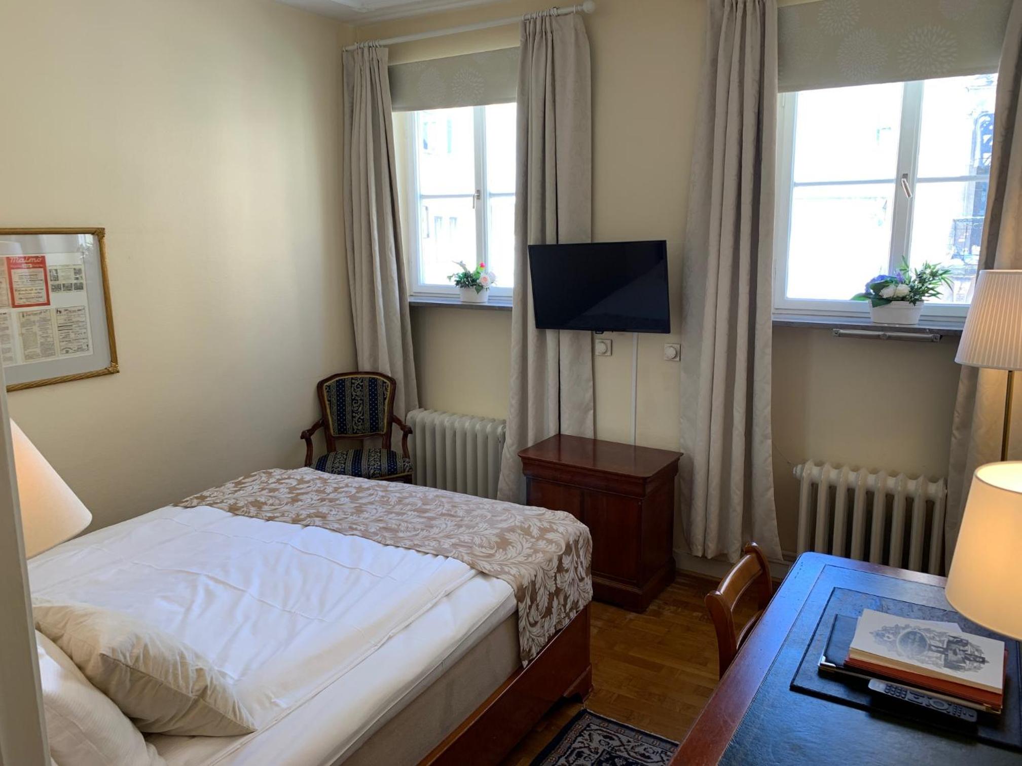Small Double Room (55 in bed)