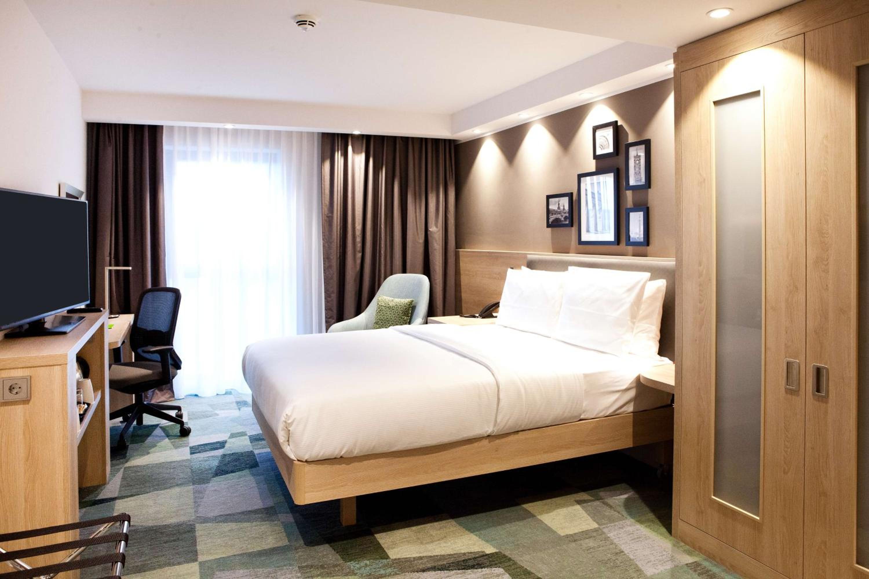 Queen Room - Mobility Access