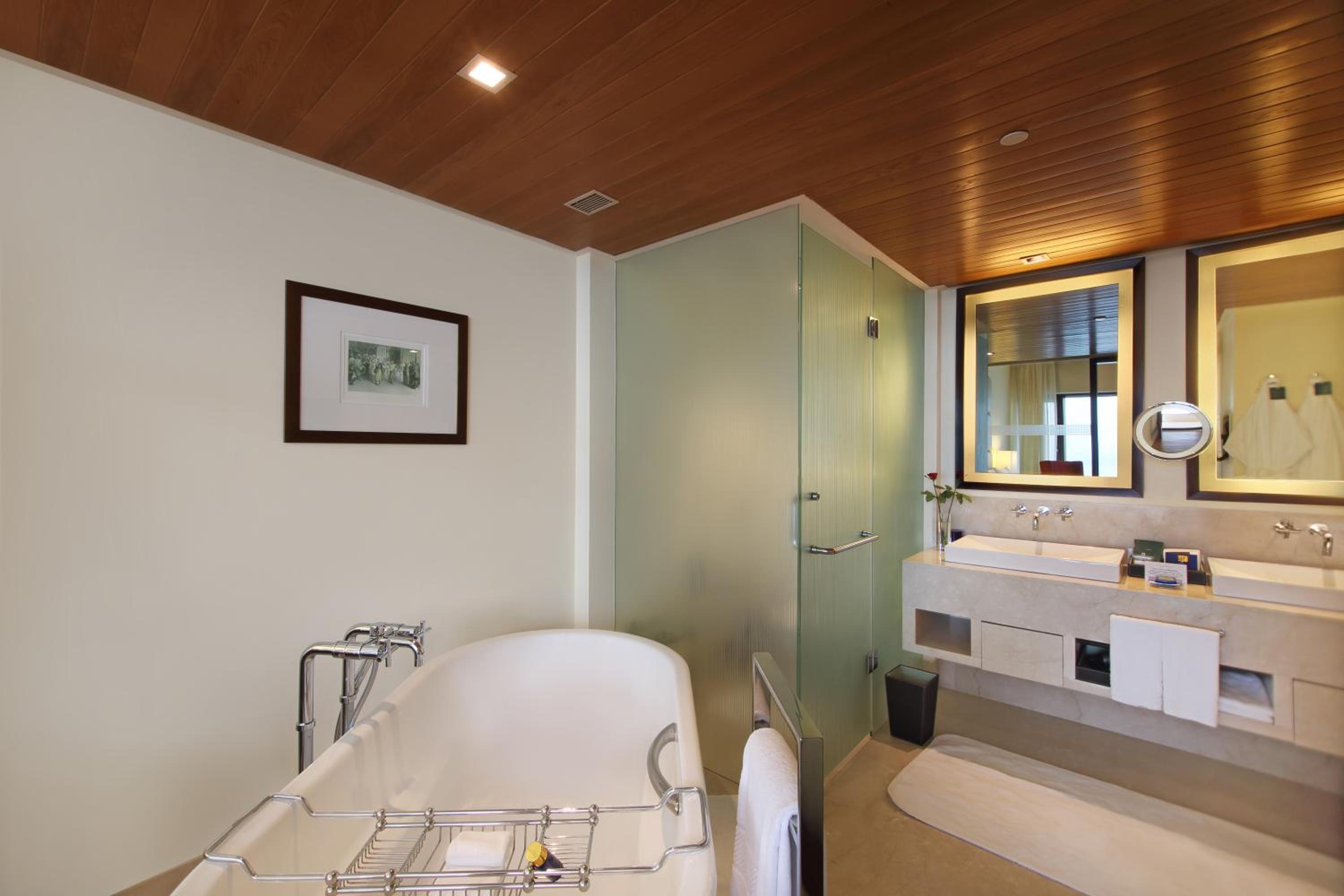 Deluxe Ocean View Suite