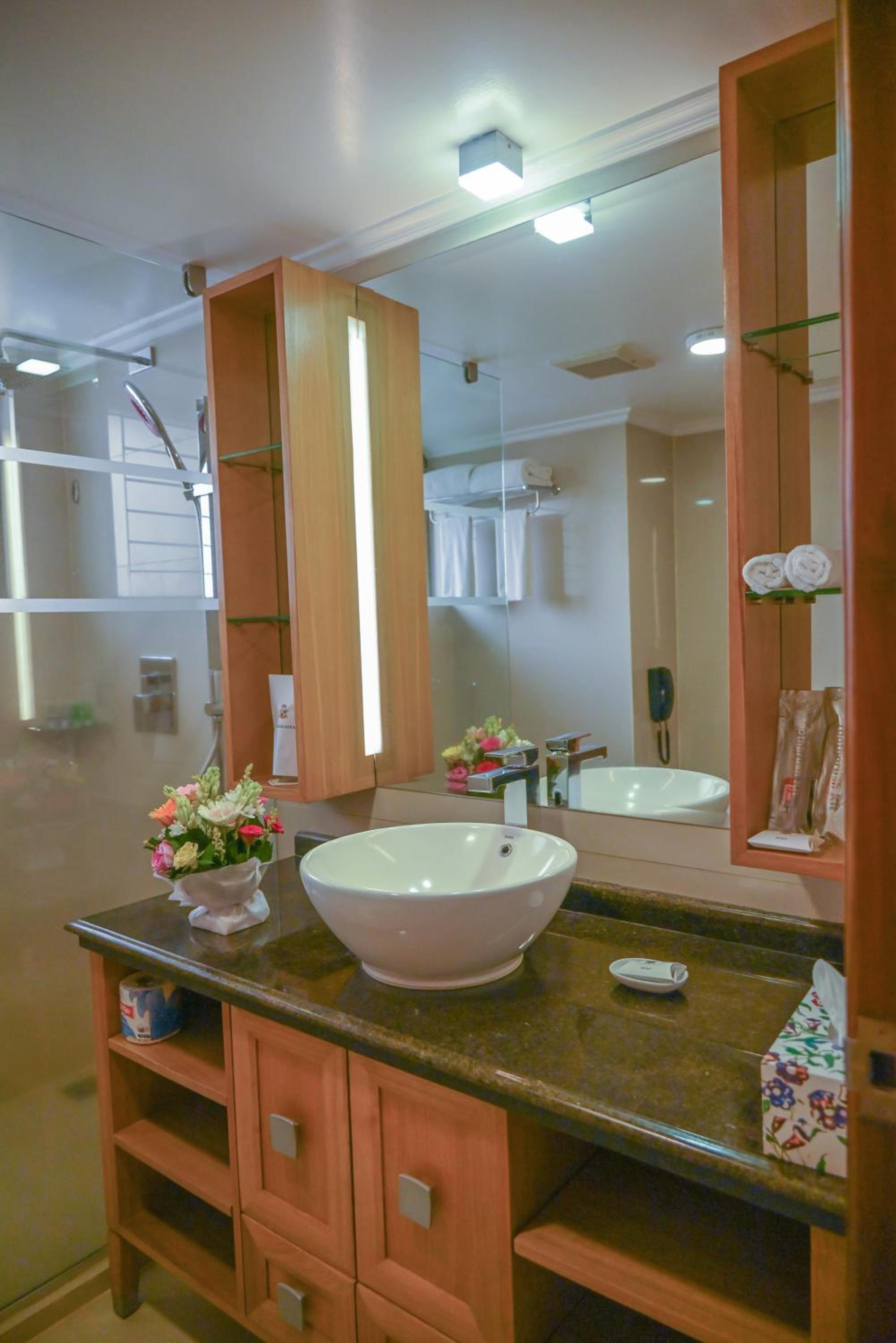 Suite with 10% discount on Food, 10% discount on Laundry, 10% discount on SPA