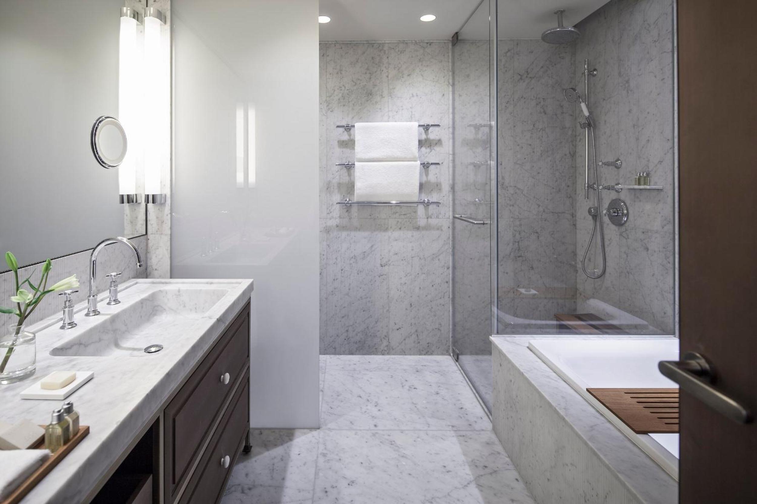 Alcove Deluxe Room with Balcony an Old City View