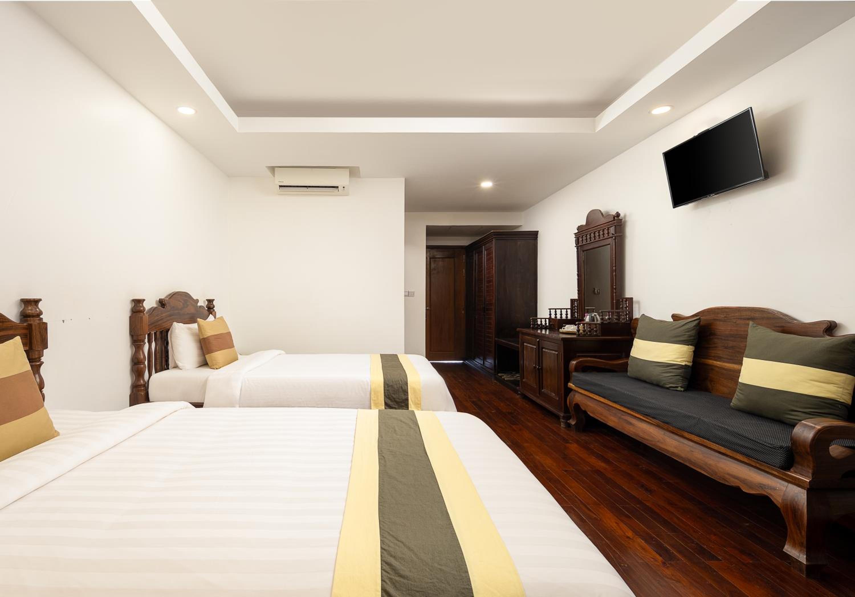 Deluxe Twin Room with Pool View 