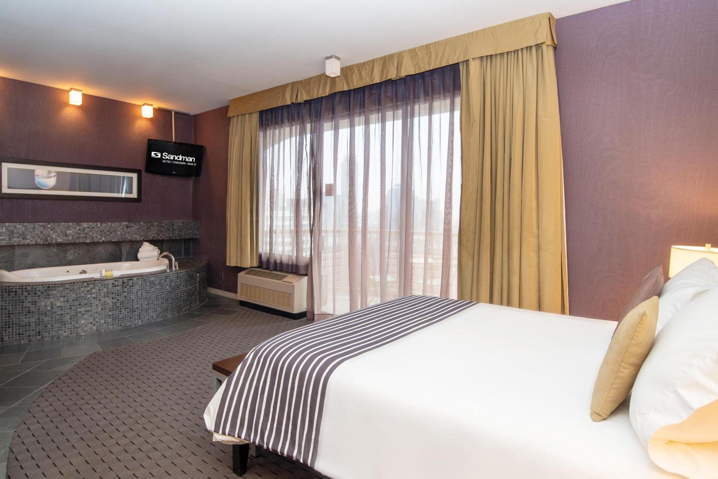 City View Penthouse Studio, 1 Queen Bed, Jacuzzi, Kitchen, Balcony