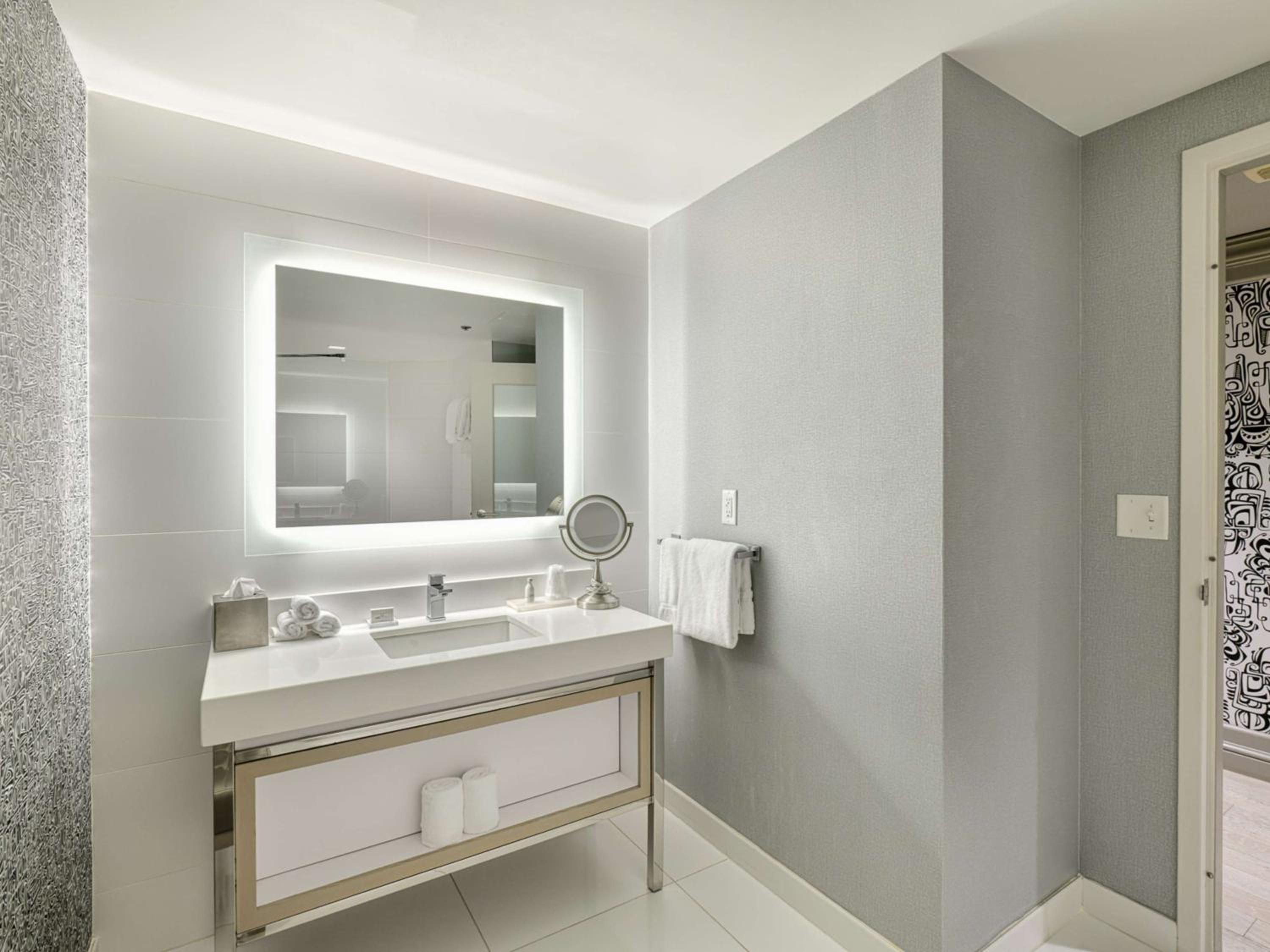 Business King Suite - Non-Smoking