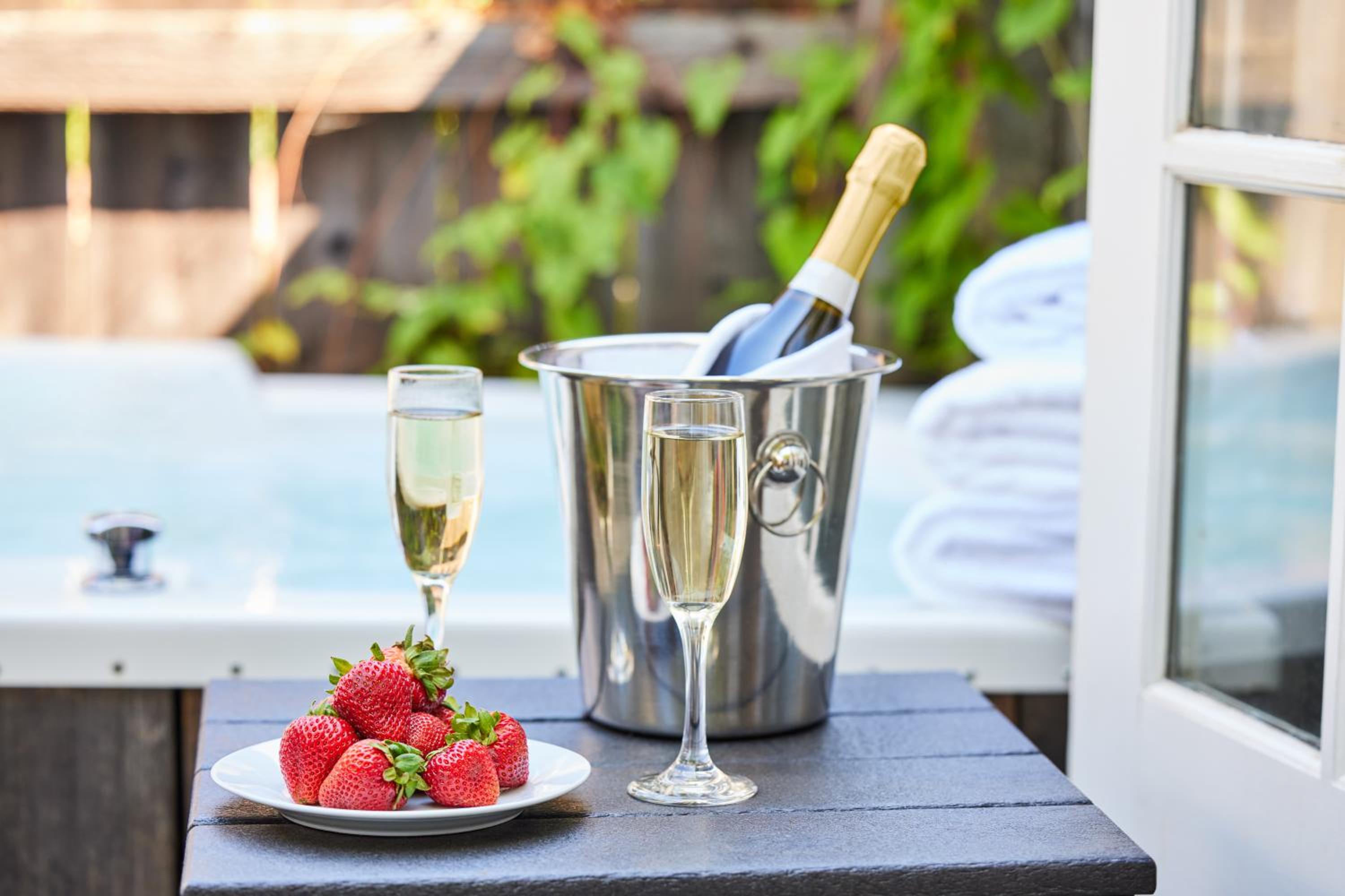 Coutyard King + Outdoor Tub