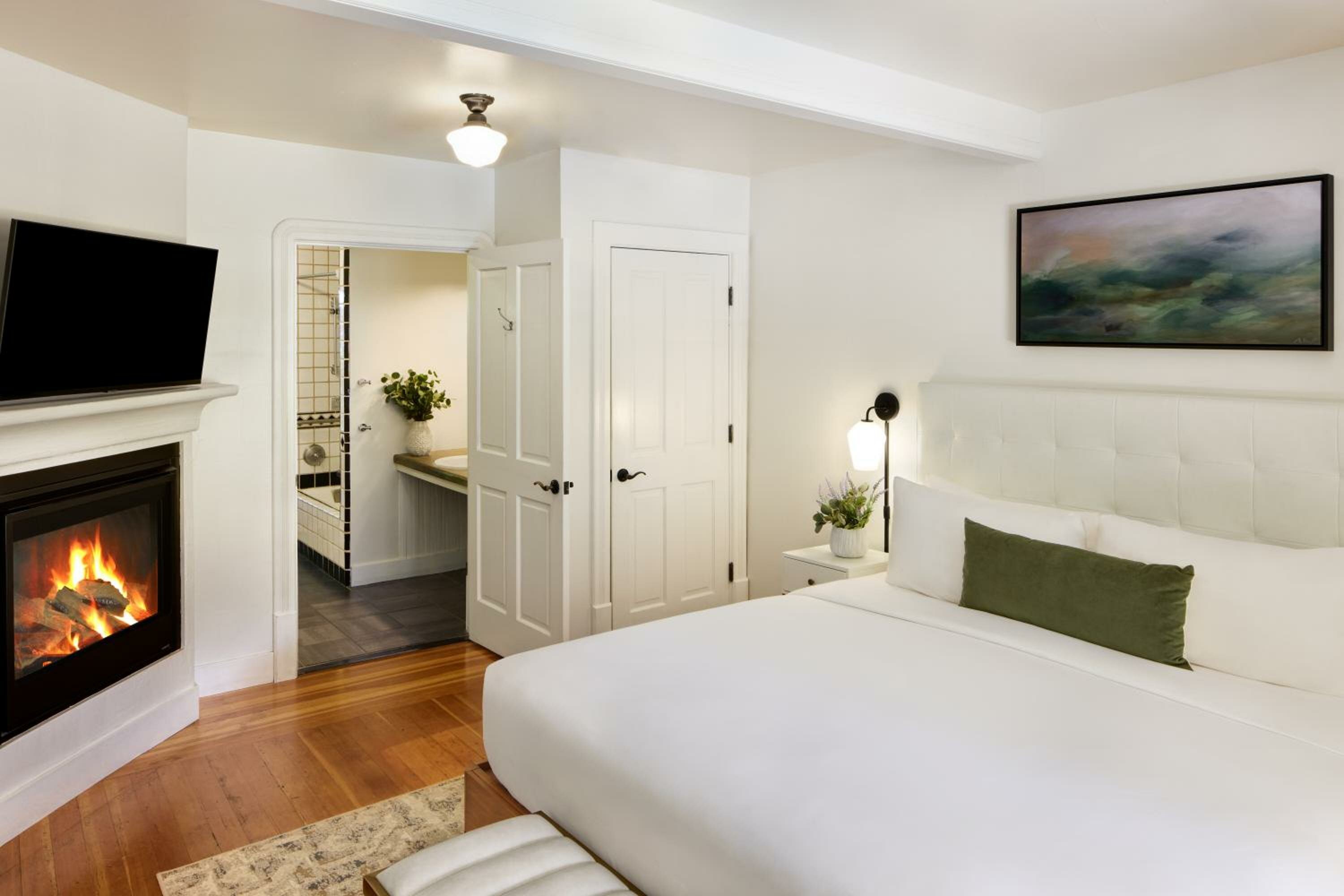 Deluxe King + Outdoor Tub (ADA) 