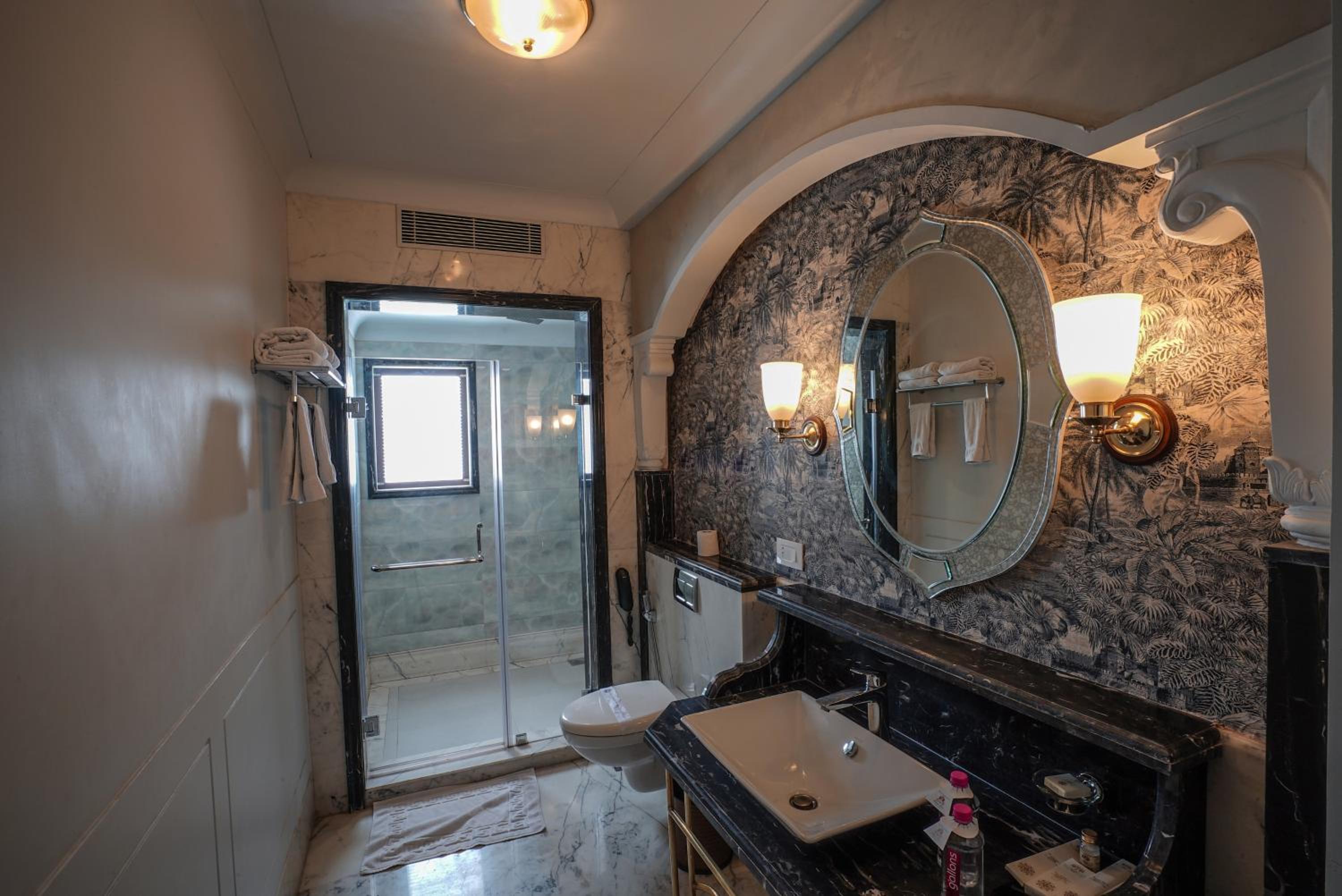 Suite: 20% off on session of Spa, 10% off on food & beverage services, 15 % off On Laundry