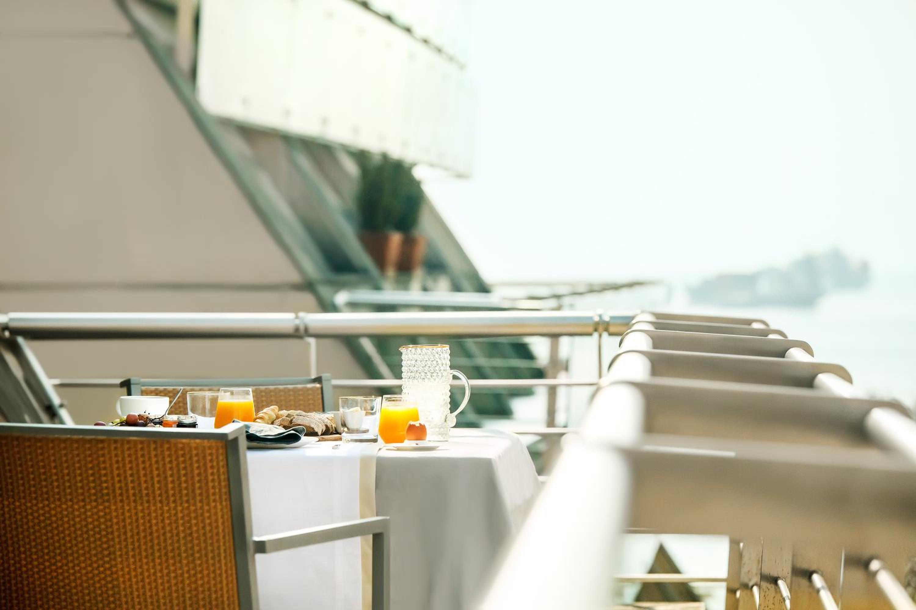 Deluxe Superior Room with City View