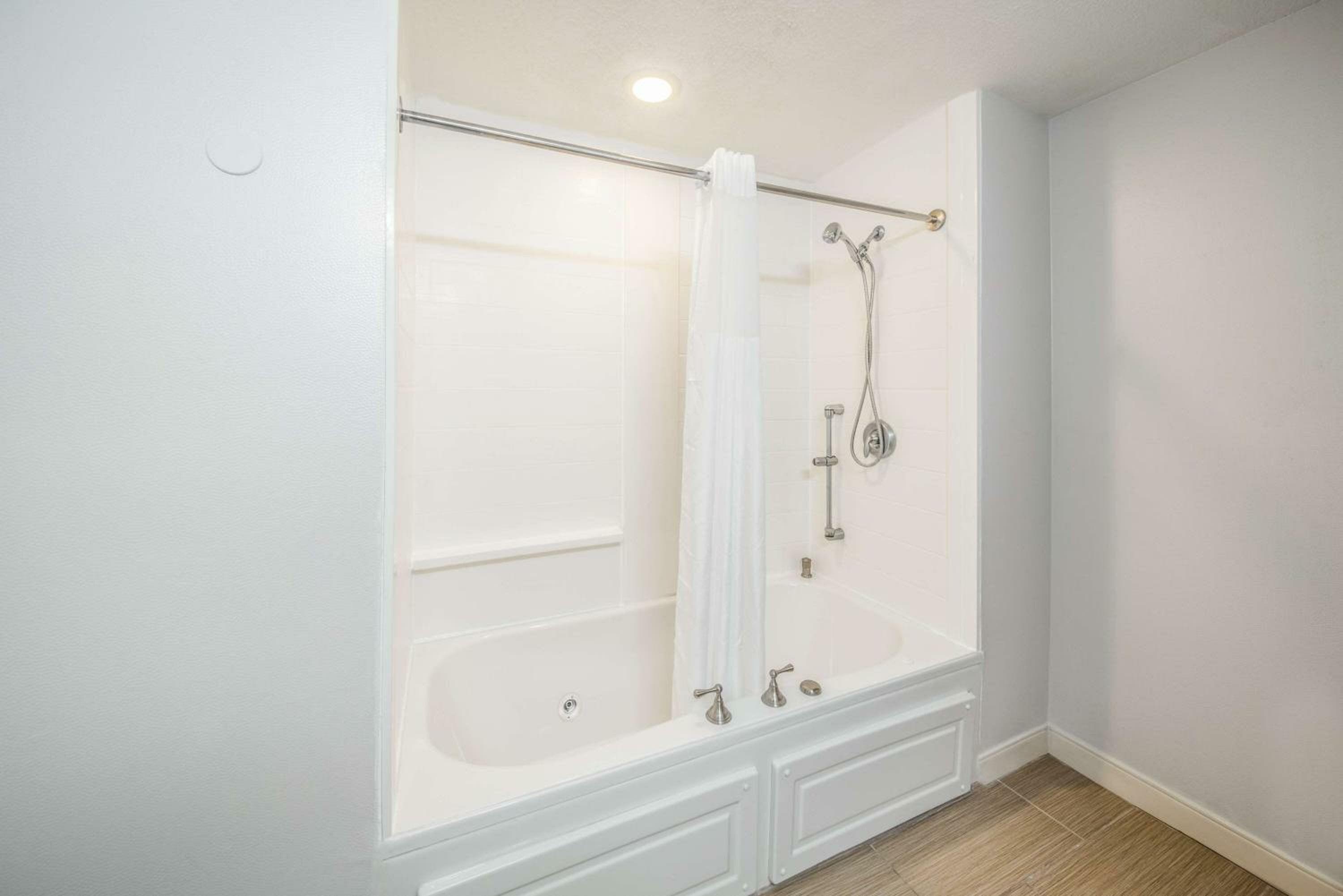 King Room with Accessible Tub - Mobility and Hearing Access/Non-Smoking