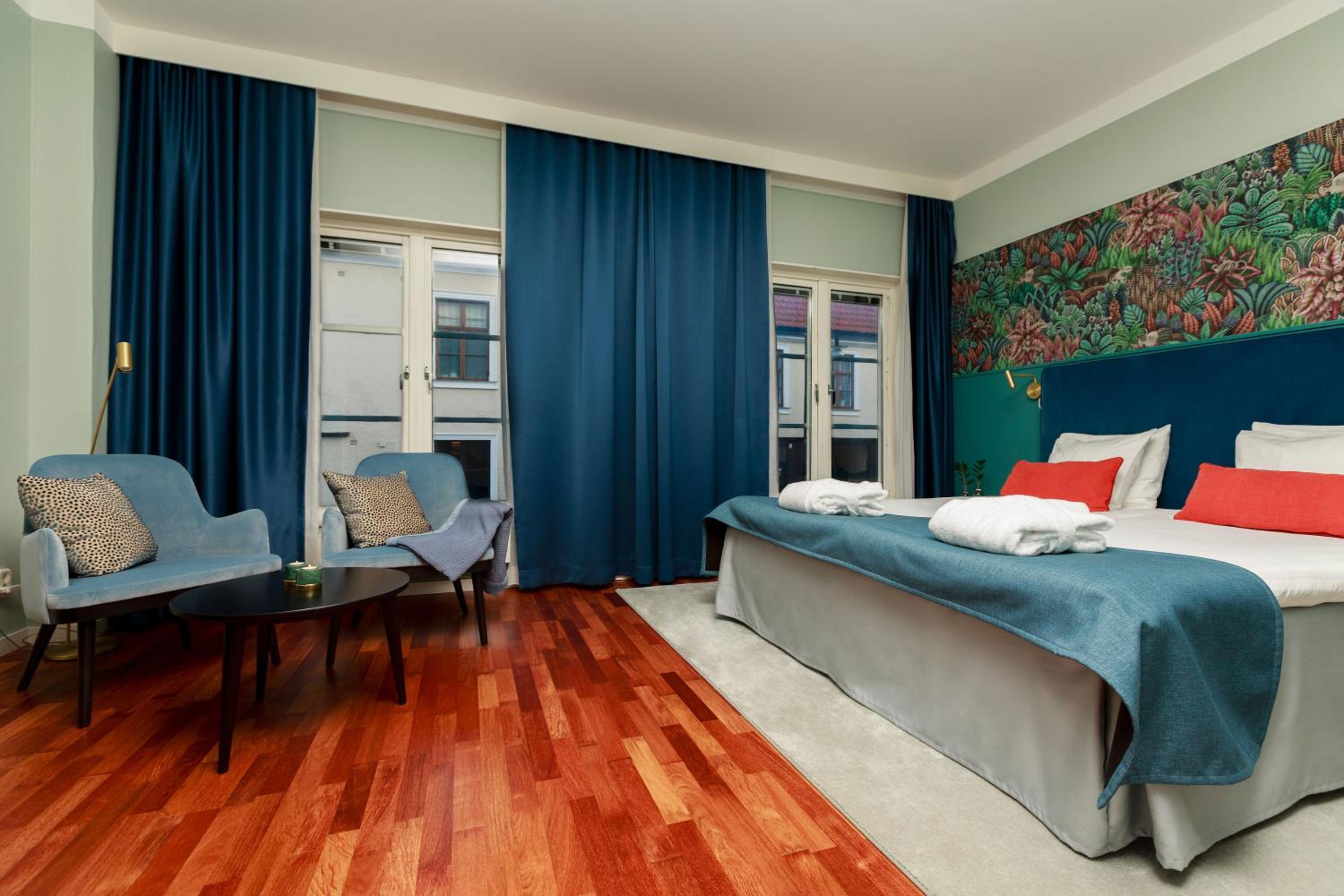 Deluxe King Room - Non-Smoking