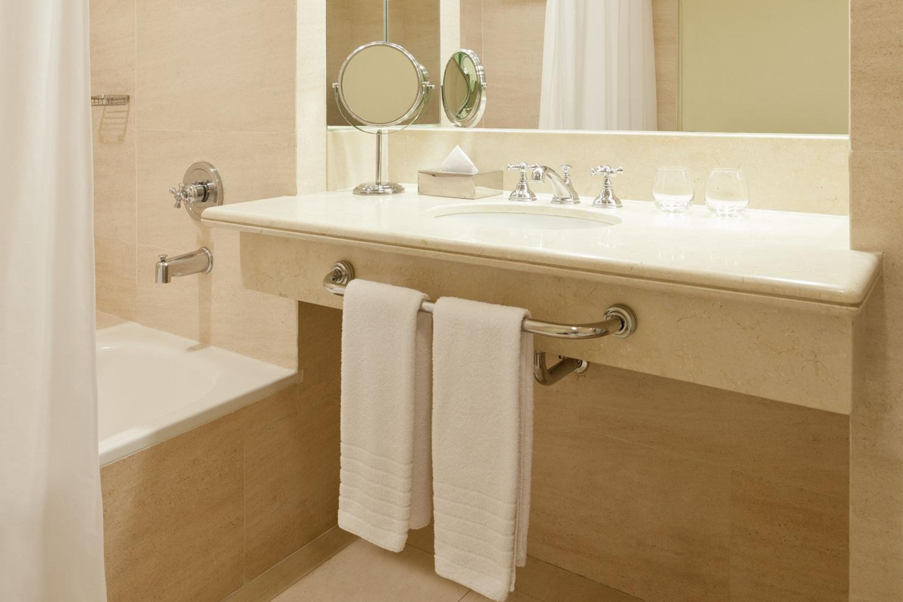 CLUB, Club lounge access, Guest room, 1 King, City view