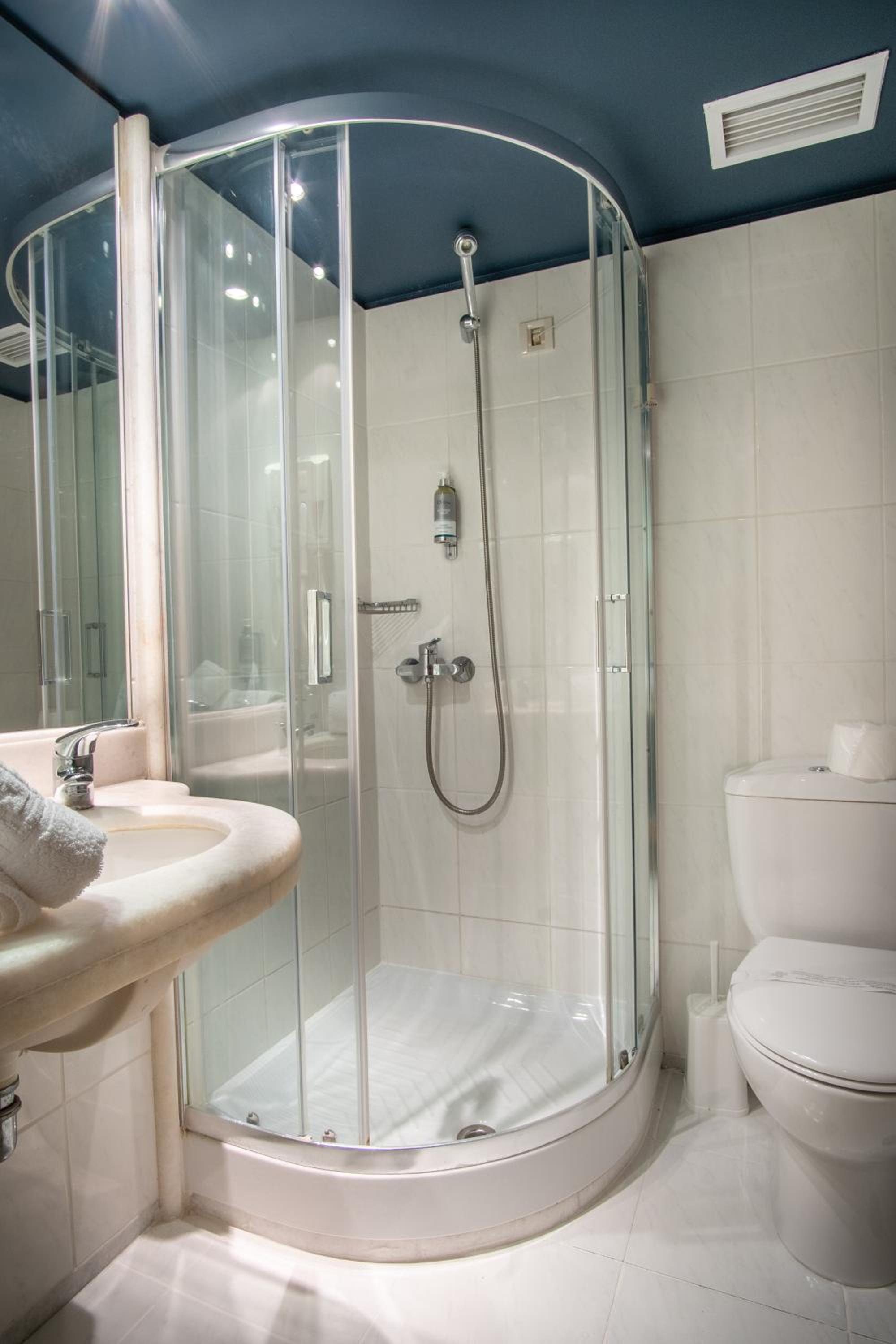 Triple Room (2 Adults + 1 Child)