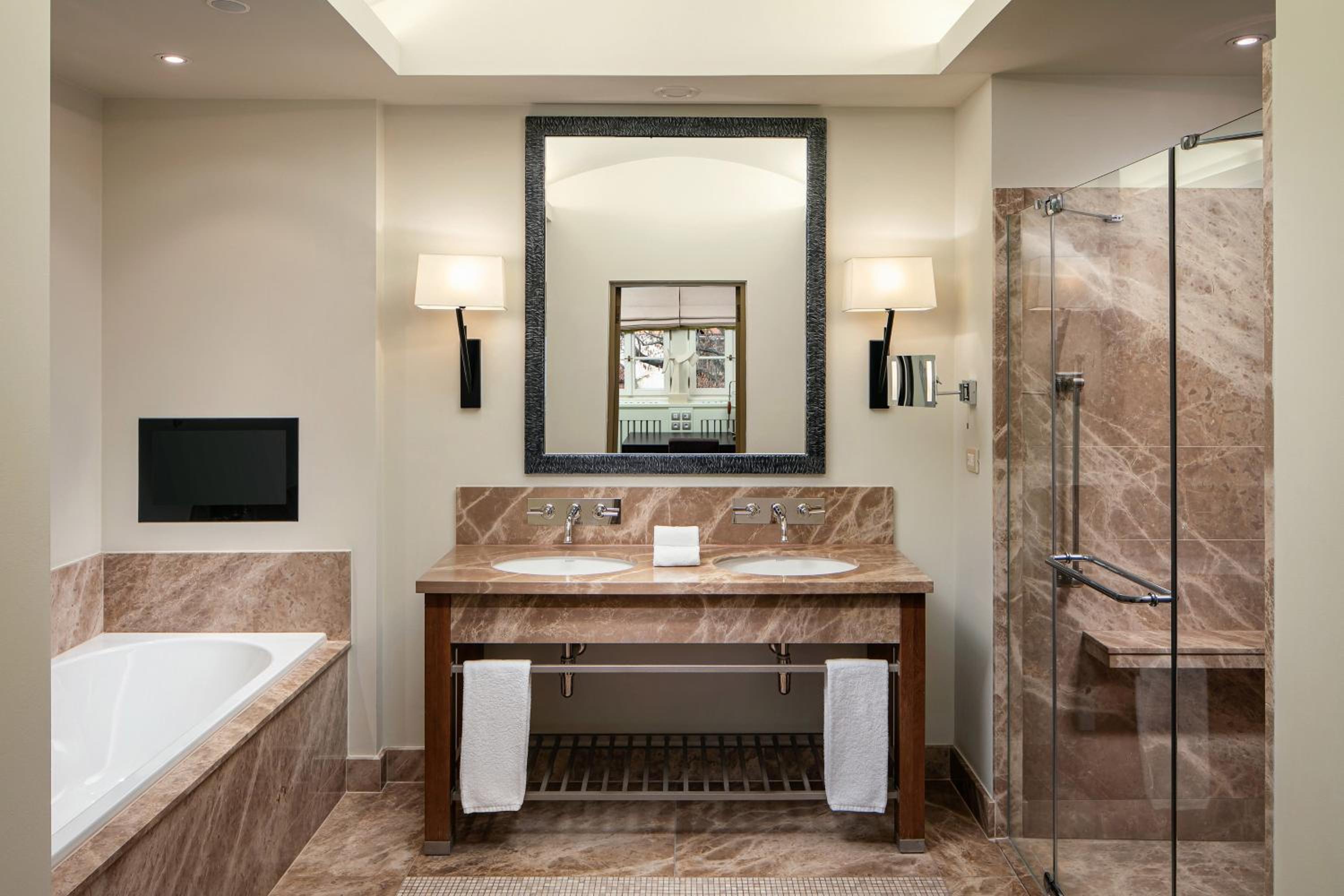 Deluxe Suite, 1 Bedroom Larger Suite, 1 King