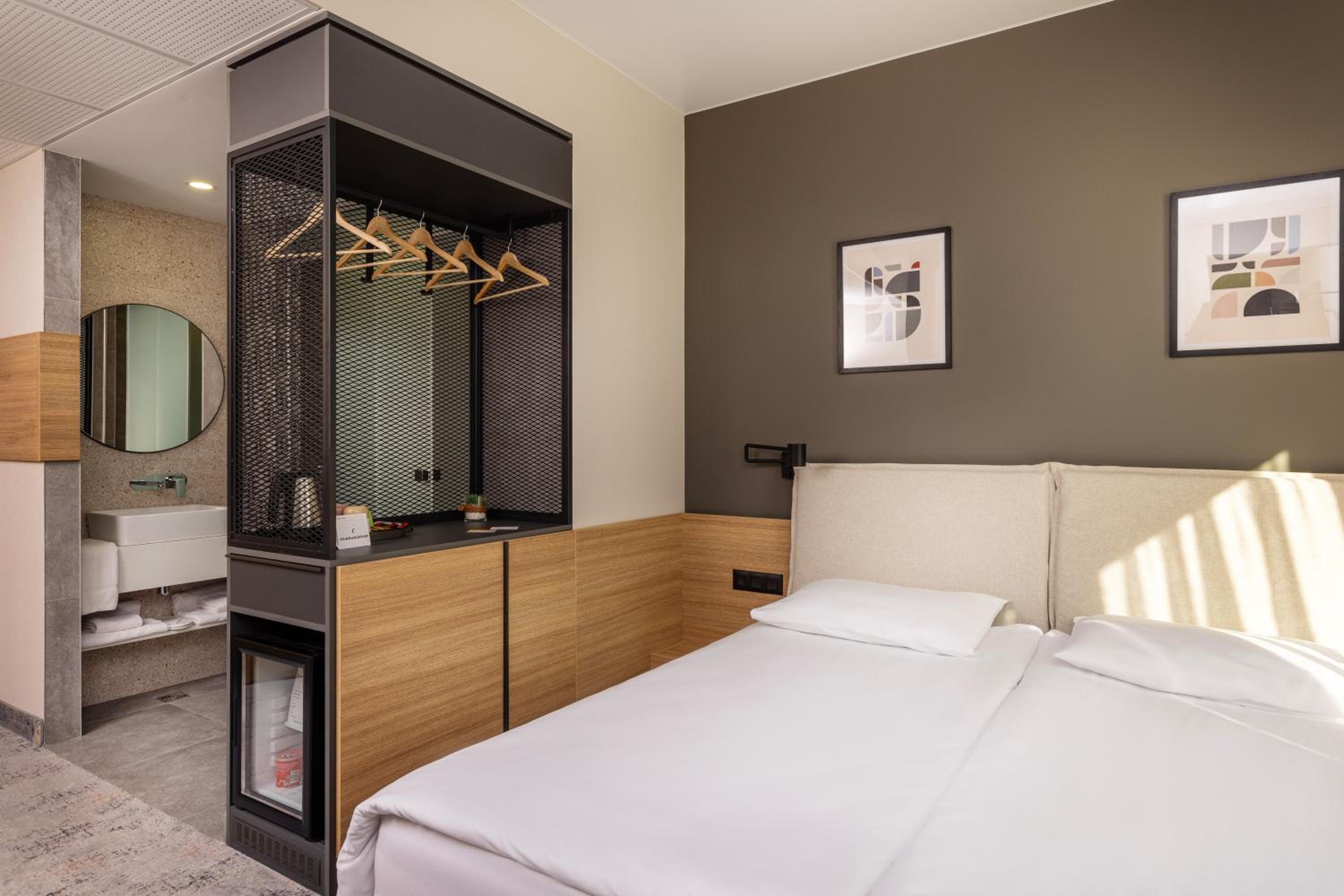 Standard Queen Room
