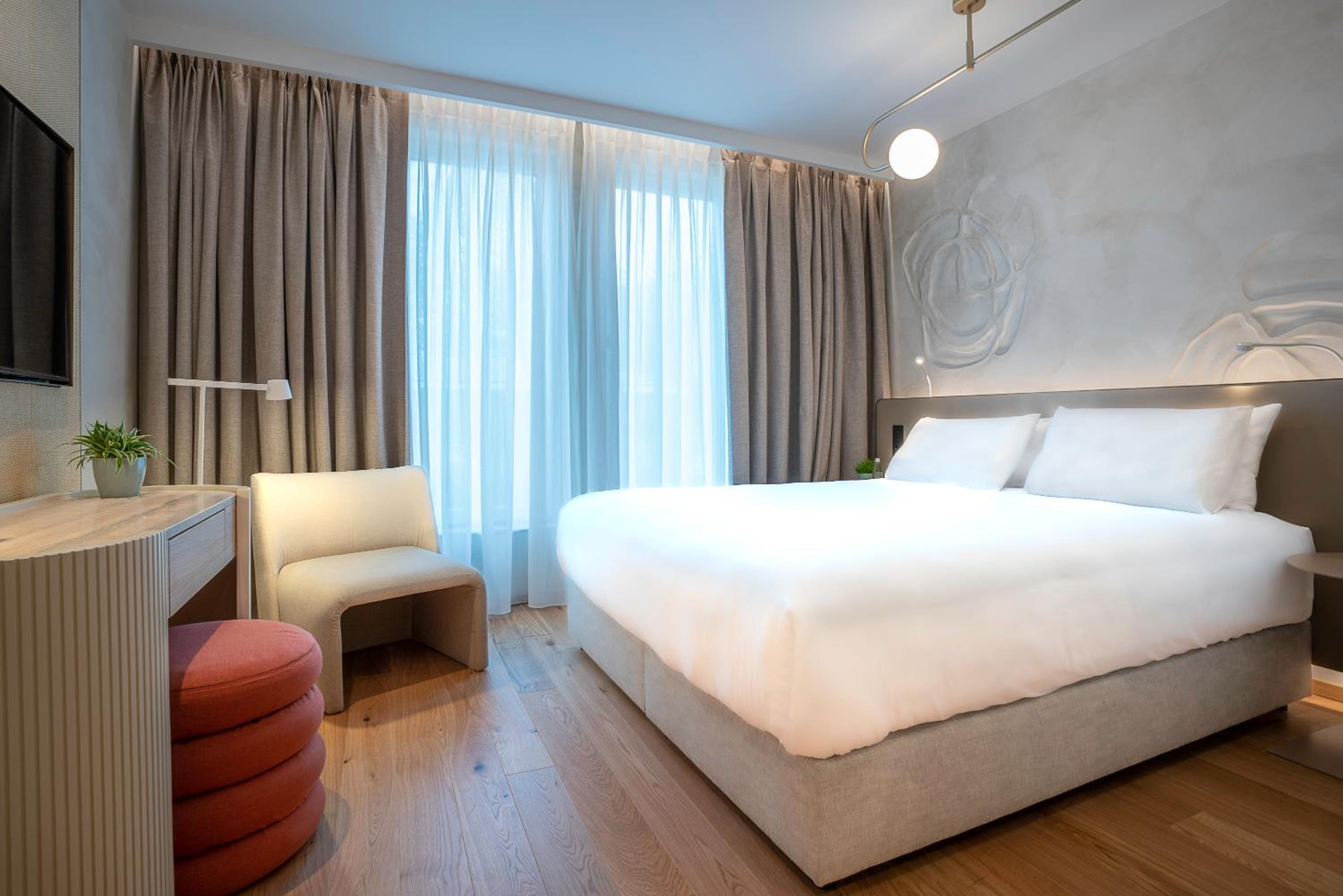 Deluxe king bed room